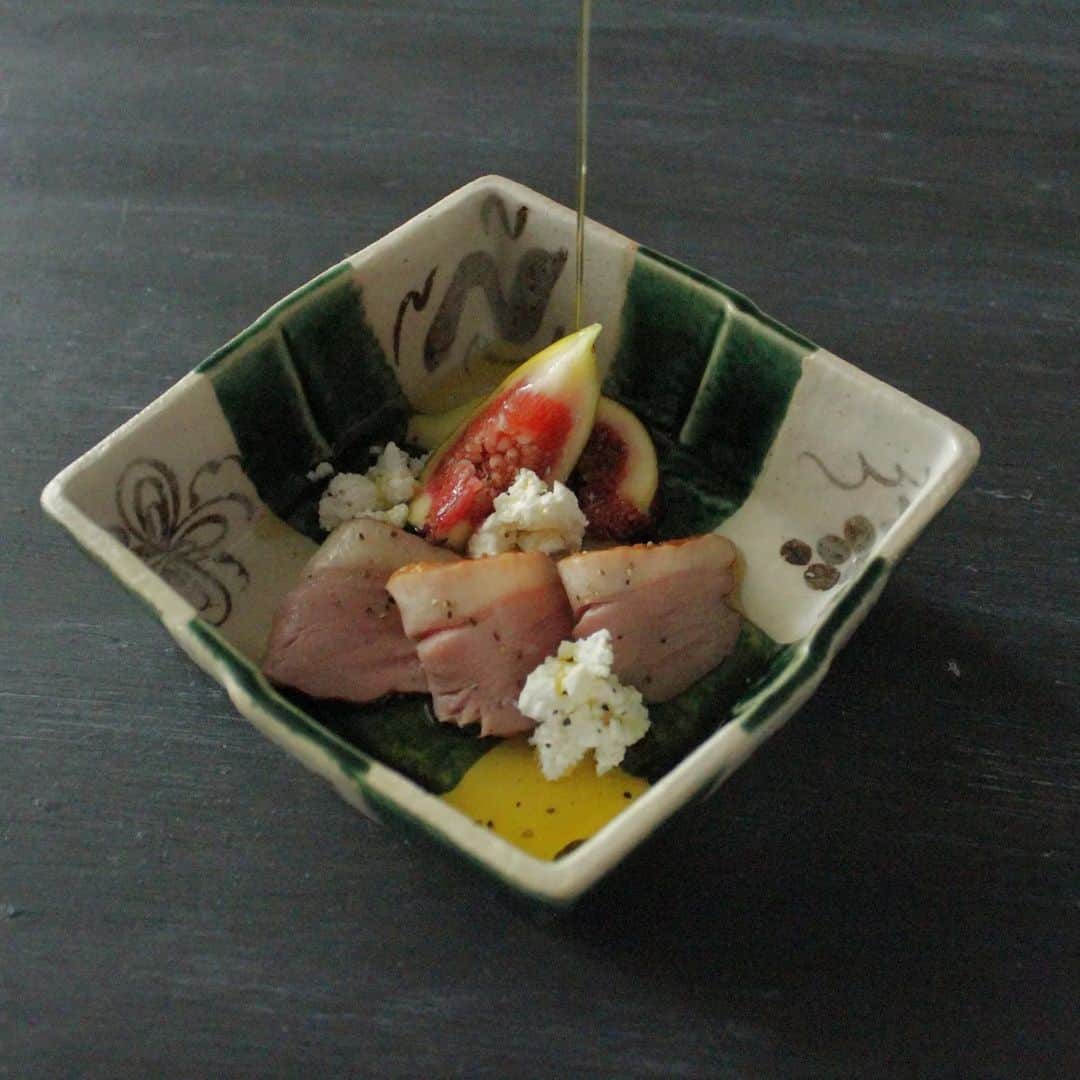 三島葉子のインスタグラム：「【秋のひと皿】名残の無花果と鴨スモークにカッテージチーズ。 雰囲気のある土物の織部釉のうつわに盛り付けて、塩·粗挽き胡椒にたーっとお気に入りのオリーブオイルをひと掛け✨  京都のたち吉の職人さんが作るこの市松模様のお皿に盛付けるだけでちょっと格が上がったように感じます✨  #名残の無花果 #美濃吉の鴨スモークおいしい #和食 #料理王国 #料理王国アカデミー #たち吉 #食器 #たち吉の職人さん手作り #京都 #三島葉子」