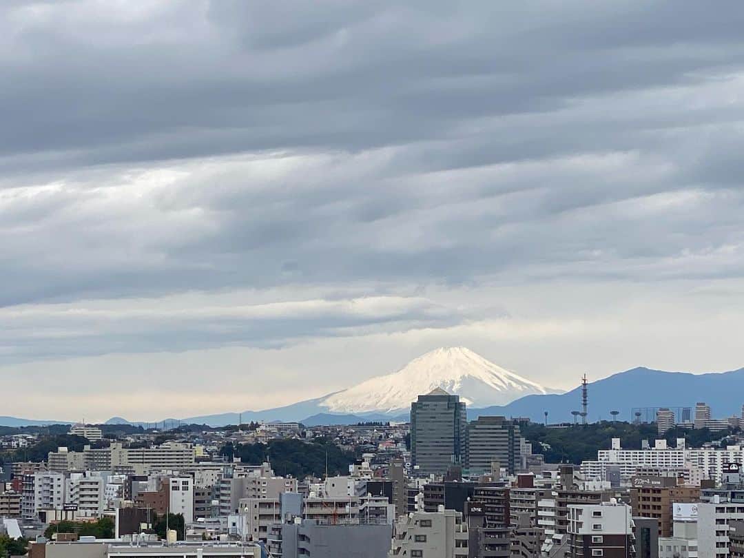 鶴見辰吾のインスタグラム：「富士山一気に雪化粧 #富士山 #鶴見辰吾 #ためご #ためご日和」