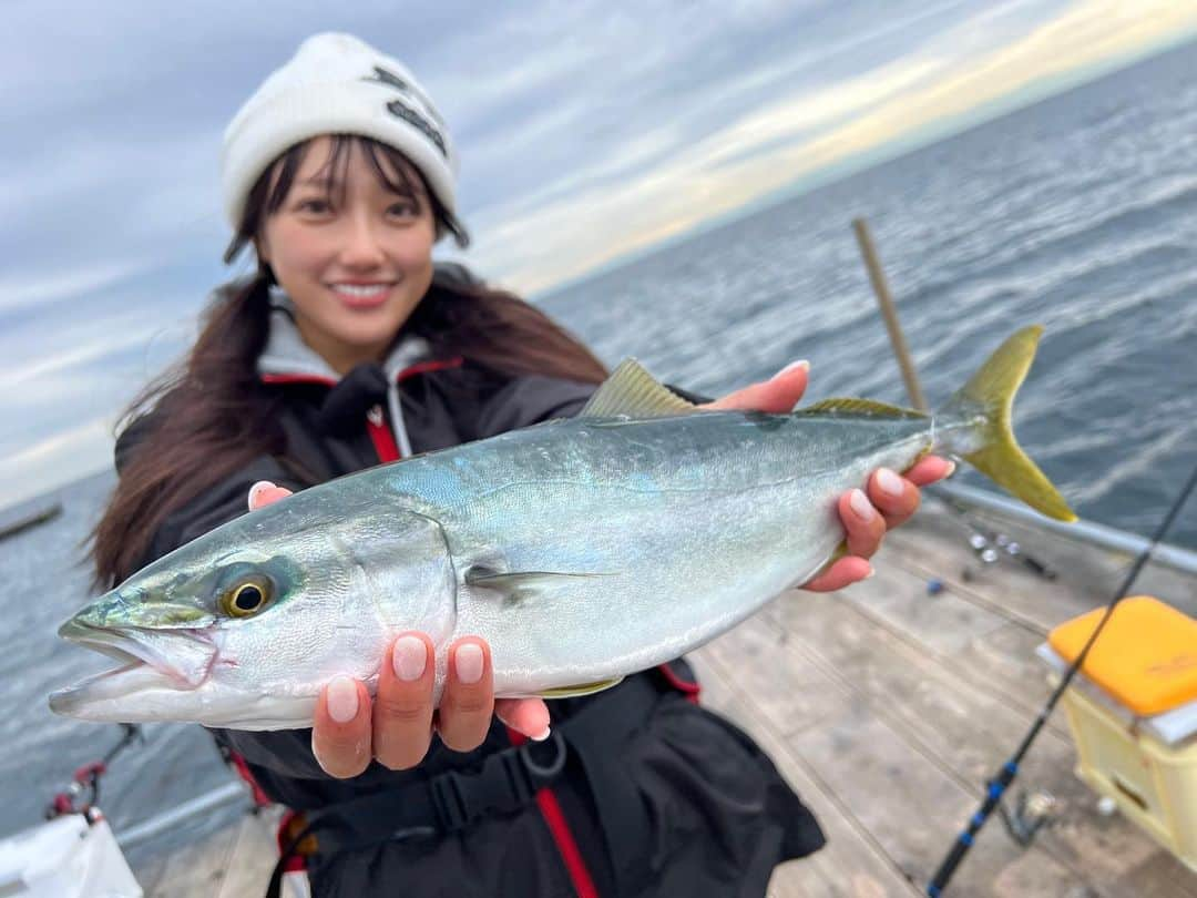 片原恵麻さんのインスタグラム写真 - (片原恵麻Instagram)「長井かかり釣りセンターさんで筏釣りデビュー🪣🎣  筏ってあんまり想像つかなかったけど、思ったよりも大きくて広くてびっくり!!  1人でのんびり釣りするのも、友達とみんなでワイワイするのもどっちも絶対楽しい！🤩  釣り方も自由だから、色んなエサを持って行って、サビキ釣りしたり泳がせ釣りしたりチョイ投げしたり🤭  色んな釣りを自由に楽しめて凄く楽しかった〜😆  元々筏釣りはチヌ釣りで有名みたいで、チヌ釣りをしていたスタッフさんはかっこいい黒鯛と綺麗な真鯛を釣ってたよ〜✨  動画upされたらお知らせしまーすっっ  #筏釣り#チヌ釣り#長井かかり釣りセンター#イナダ#堤防#サビキ釣り#釣りガール#釣り女子#釣り#釣り堀#釣りスタグラム#釣りファッション#釣りバカ#釣り好き#釣り人#釣りフォト#釣り部#海釣り#魚釣り#アングラー#釣り大好き倶楽部#釣り好き女子#ツリジョ#fishing#钓鱼#낚시#鱼#강태공#낙씨광#ルアマガ女子部」10月25日 11時51分 - emma_katahara