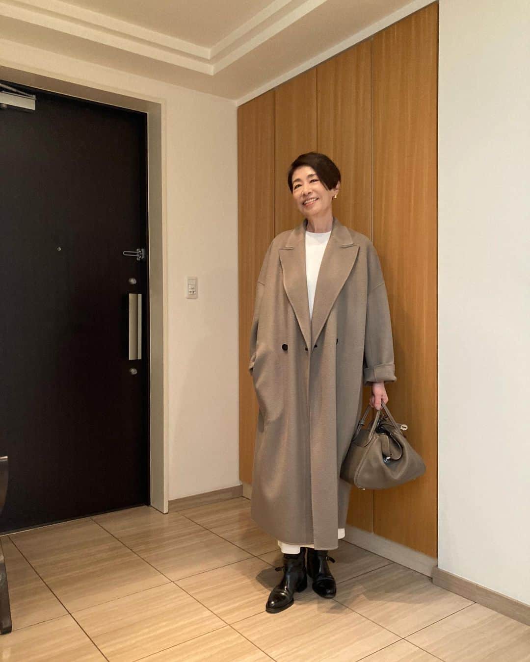 安藤優子さんのインスタグラム写真 - (安藤優子Instagram)「おニュー‼️  あまりに寒いので、買ったばかりのコートを着ることに！  #トモローランドbです。とっても軽くてオーバーサイズなのが気分です。  コートから逆算して、中には白のトップスとスカート。  全体に大好きなグレージュトーンにして、バッグも時計もグレージュに。#hermes のものです。  ブーツはあえて黒。グレージュ系にしようかと思いましたが、ぴったりくるブーツがないので。（笑）  スニーカーでもいいかなぁと思いましたが、用事がフジテレビでお世話になった目上の方とのランチなので、やめました。  では行ってきます‼️  リンは事務所スタッフと本日は女子会留守番です。  #大好きなグレージュ  #今年初めてのコート  　 #フレンチブルドッグ  #安藤優子」10月25日 12時03分 - yukoando0203