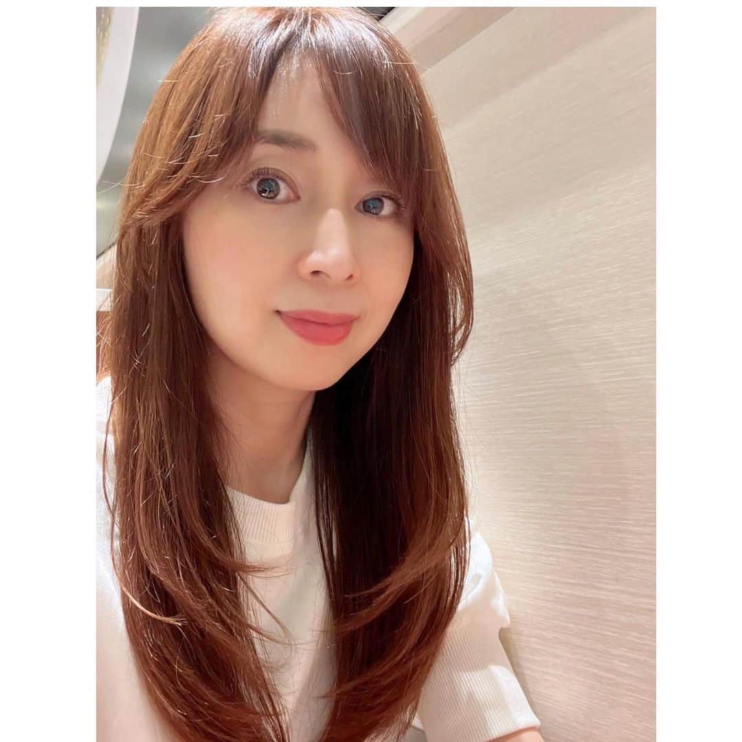 中野公美子のインスタグラム：「先日のukaでの保科さんのヘアカット💇‍♀️ 巻き髪じゃないストレートでも 可愛く仕上がるのなにーー？！🤣 さすがすぎる❣️ (これからも付いていきます！🫡)  私がしたいヘアスタイルに 素敵に仕上げてくださって、 もうちょっとこうした方がいいかなー？って伝えると 全体のバランスを見て、 それはNG🙅‍♀️ってしっかり言ってくれる！ なのでとても信頼出来るのです✨ カット後の仕上がりを見て、 可愛いー！って声を上げています笑 (顔周りのニュアンスが特に好き💖)  今日も保科さんに可愛くして頂いた🥰って言いながら、 ご機嫌で寄り道して帰るのです！笑(←素敵に仕上がったスタイルまま直帰するのが勿体ないw)  いつも素敵にしてくださり ありがとうございます❣️  #保科真紀さん #ヘアカット #uka #顔周りのニュアンス #ストレートヘア #ロングヘア #アラフォー #45歳」