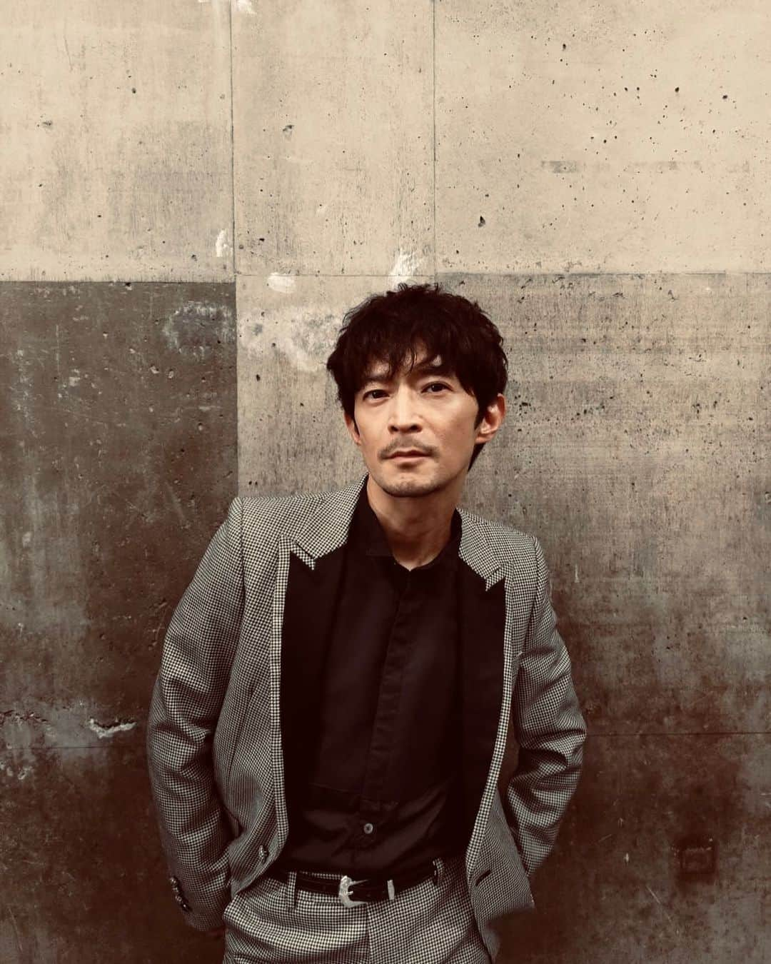 津田健次郎のインスタグラム：「#CUT 11月号の撮影の合間に撮った写真をアップするの忘れてた 楽しいインタビュー＆撮影でした まだご覧になってない方は是非！    #津田健次郎 #ラプソディ」