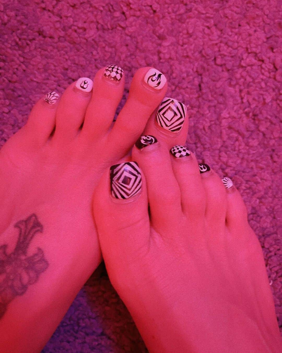 泉麻那さんのインスタグラム写真 - (泉麻那Instagram)「.  New nails💅♥️  マットキャメルめっちゃ可愛い🥹💓 私の好みの色をバッチリ作ってくれたいくちゃん神👼🏽✨ ネイルリングみたいなのもいくちゃんに作ってもらった😍 可愛すぎてずっと見てる🥰 そして久しぶりにダブルフォームで長さだし😈  → @koawood_iku_725   フットはスタンプとシールで左右白黒にしてみた🖤🤍 デザイン性高くて可愛い🥹✨ 角質取りもしてもらってかかとツルツルー🦶🏾  → @bob_nali   #ネイル #nail #nails #newnail #newnails」10月25日 22時04分 - izumana19890629