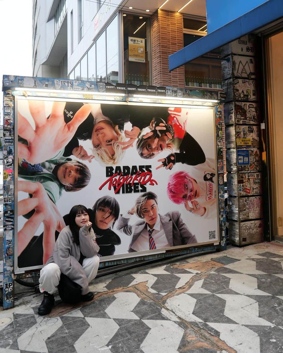 美月リカのインスタグラム：「STARKIDS×TOKYO KIDS 広告ビジュアルのクリエイティブディレクションをさせていただきました😙  ストロング&ポップなビジュアル✌️  渋谷Manhattan Records横に今週から看板も出ています。STARKIDS最高！TOKYO KIDSは今週28日に新宿にて開催！  Model @starkidsjp  Photographer @satoshihata87  Hair&Makeup @ohta_seiya  Art Directer by me  Thanks @tokyokids_badassvibes @manhattan_records」