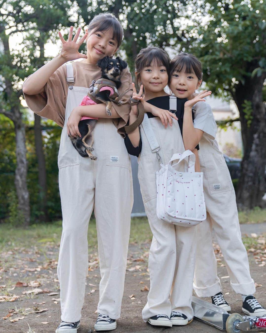 Yukiさんのインスタグラム写真 - (YukiInstagram)「三姉妹の身長がまた伸びたかなぁ👀💞  小さい頃は手がかかるけど 少しずつできることが増えて、今ではエンゲル係数がかかるww って話にめちゃめちゃ納得した〜😂✨w  食べ盛り、育ち盛りな三姉妹です🤗💓  新調した @beams_official のサロペットがすごく可愛い♡♡  シルエットがきれいでお気に入りです☺️💞」10月25日 22時22分 - yukikuu96