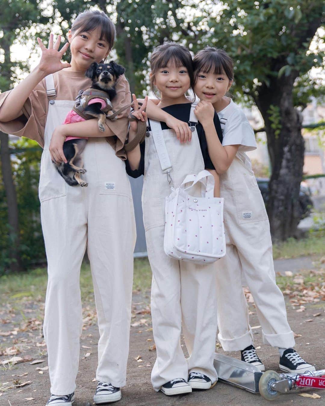 Yukiさんのインスタグラム写真 - (YukiInstagram)「三姉妹の身長がまた伸びたかなぁ👀💞  小さい頃は手がかかるけど 少しずつできることが増えて、今ではエンゲル係数がかかるww って話にめちゃめちゃ納得した〜😂✨w  食べ盛り、育ち盛りな三姉妹です🤗💓  新調した @beams_official のサロペットがすごく可愛い♡♡  シルエットがきれいでお気に入りです☺️💞」10月25日 22時22分 - yukikuu96