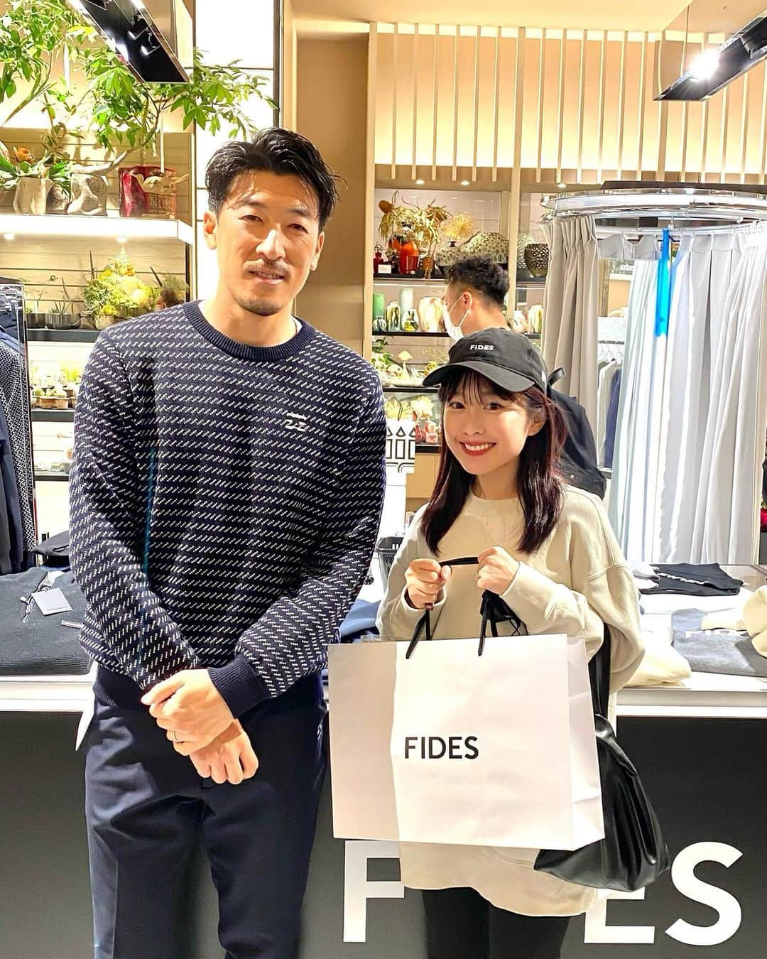 峰麻美さんのインスタグラム写真 - (峰麻美Instagram)「【FIDES】のPOP UP STOREにお邪魔してきました⚽️  わたしはフーディーとニットビーニーをゲット！ （写真のスウェットもFIDESです💙）  FIDES GOLFの商品がめちゃくちゃ増えてて、ゴルフやらないけど可愛くて欲しいのいくつもあった🤤  11/1まで新宿伊勢丹メンズ館に出店しているらしいので、お近くの方はぜひ！  てるさん、今回もありがとうございました✨  #soccer  #football  #futbol  #jleague  #fides  #身長差すごい」10月25日 22時24分 - asaaaaami.0702