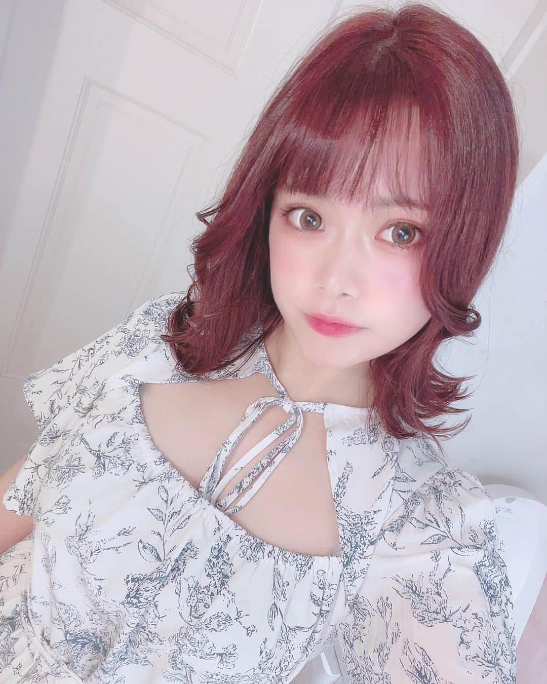 内田琴音のインスタグラム：「PINKBROWN💗🤎 #hairstyle #newhair #cute #pink #brown #haircolor #自撮り #ヘアカラー #ピンクブラウン」