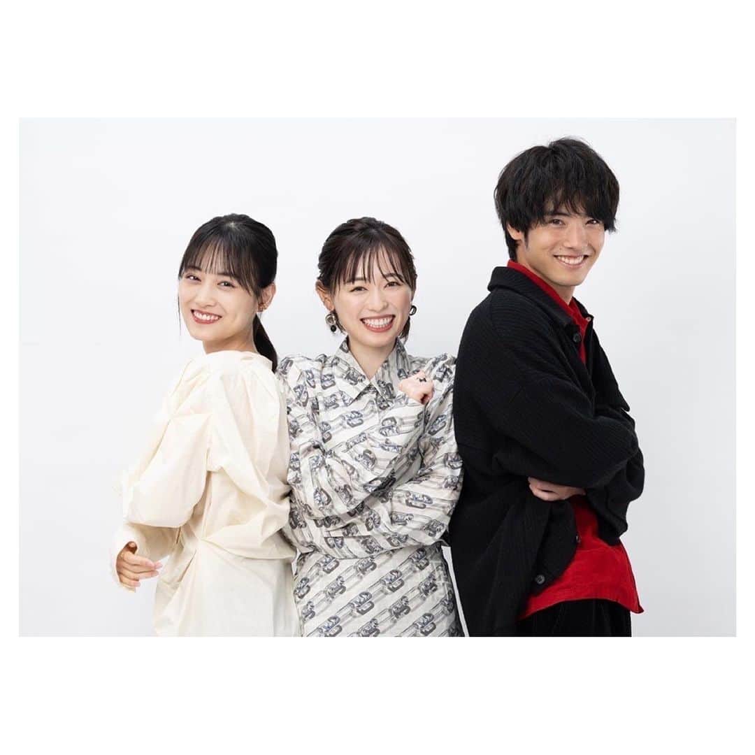 福原遥のインスタグラム：「. 「#わが心の大阪メロディ 」 とてもとても幸せな時間を過ごさせて頂きました☺︎ 歌の力は本当にすごいです✨ たくさんの感動を頂き、今は胸がいっぱいです💓 そして初の司会で緊張していたのですが、とってもお優しい#今田耕司 さん、#武田真一 さんをはじめ、たくさんの方に支えて頂き感謝の気持ちでいっぱいです！ 貴重な経験をさせて頂き、とっても光栄に思います😌✨  そして！そして！ 明日朝8時からの #連続テレビ小説「#舞いあがれ！」も 是非観てくださいね！ 写真は、私の大好きな幼馴染2人とのお気に入り写真です☺️ そして今日も放送を観て日記を書かせて頂きました！ 良かったら読んでください✨ また明日の朝お会いしましょう〜！ 舞いあがれーーー✈️」