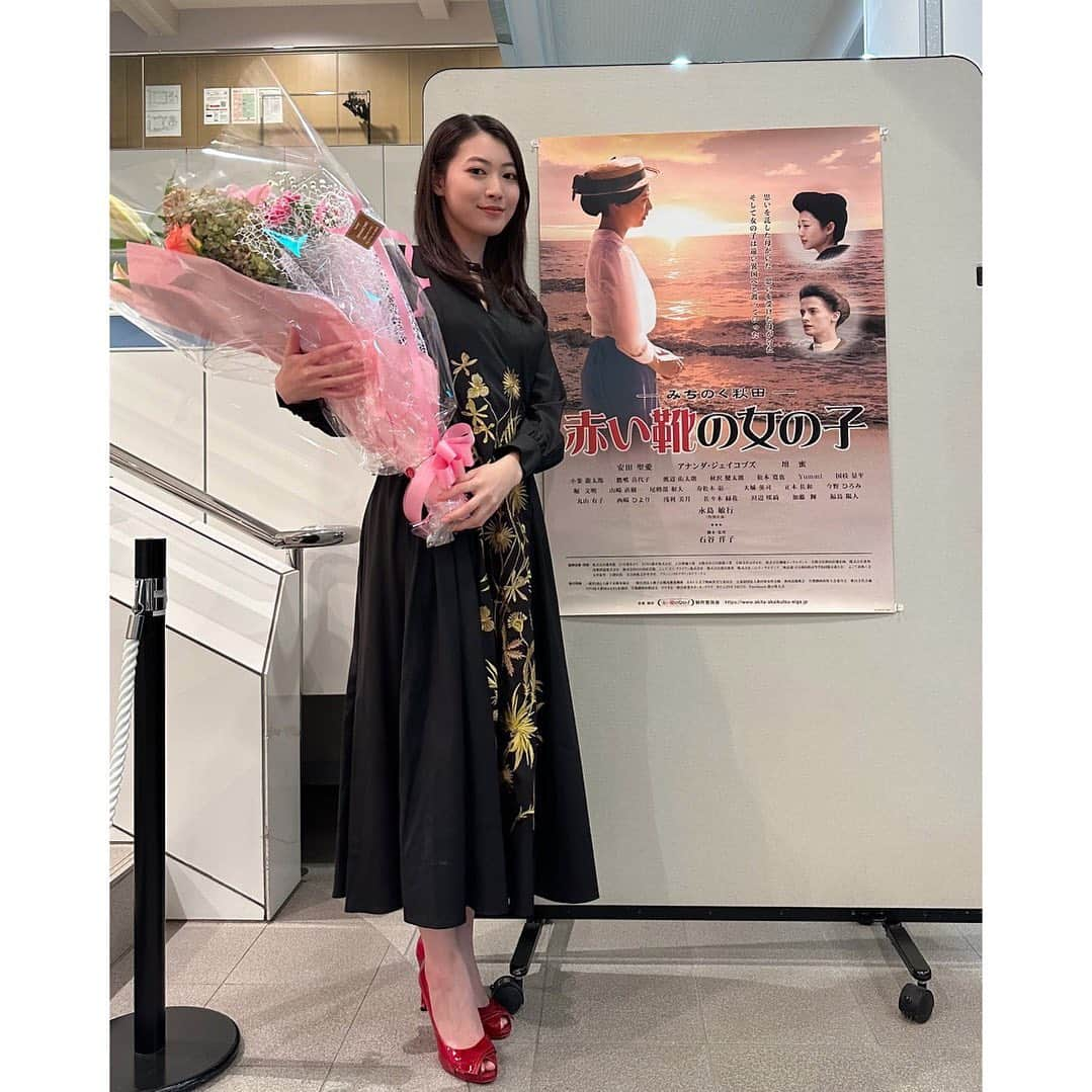 安田聖愛さんのインスタグラム写真 - (安田聖愛Instagram)「⁡ 石谷洋子監督作品　映画　「赤い靴の女の子」 昨日、今日で秋田県の秋田市、横手市にて先行上映会が行われ、舞台挨拶をして来ました。 (告知が追いつかず、私の方から情報を発信できず申し訳ございません💦)  ⁡ 私も秋田市の先行上映にて初めて映画を観て、とても素敵で心が温まる作品になっていました😌 ⁡ 石谷さんの記念すべき初監督作品であり、脚本も手掛けています。素敵な作品に携われた事、とても嬉しく思います。 ⁡ ぜひ、11月22日、たくさんの方に観て頂きたいです！ よろしくお願いします☺️ ⁡ #映画　#赤い靴の女の子　#秋田」10月25日 22時57分 - seiayasuda