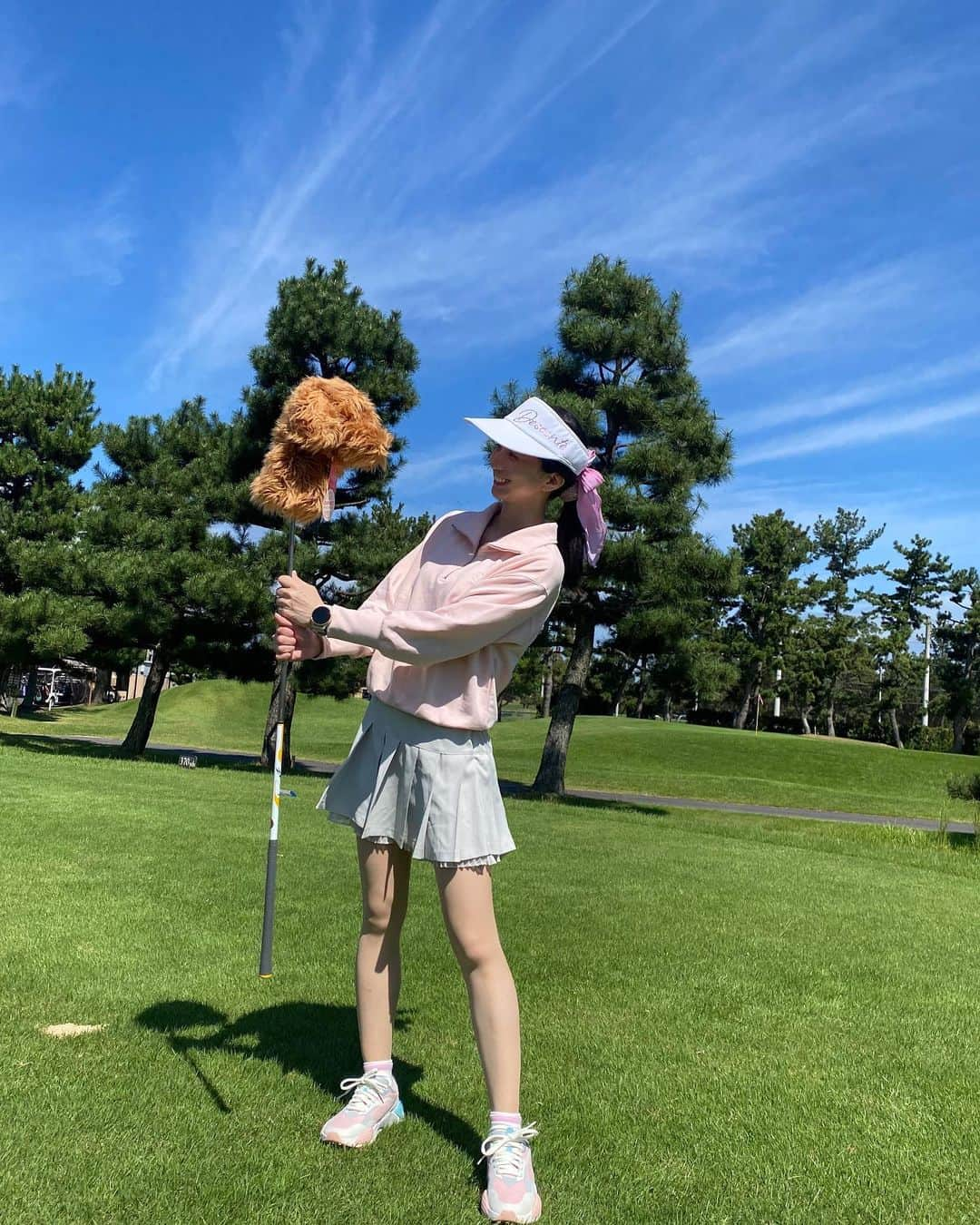 芹那のインスタグラム：「秋のゴルフ気持ちがいいね⛳️🍂💫 🎽 @xexymix_jp  👟 @pumagolf_japan   ゴルフの後は パック必須だし 全身、とくにお肌が出ていた部分にもたっぷりお化粧水つけている😌❣️❣️ 日焼けでのシミによるシワ作りたくない🙅🏻‍♀️そしてコラーゲンにカリカ入れて毎日寝る前に飲んでいるよ🥳  #化粧水 ✔︎llotion  #美白美容液 ✔︎Shinyblanc ✔︎Infinitaexgel  #コラーゲン ✔︎黄金のコラーゲン  @eporashe  #supplement✔︎ #carica  @carica_official   #ゴルフ #ゴルフ女子 #ゴルフコーデ #ゴルフウェア #ゴルフ女子コーデ #ゴルフシューズ #ゴルフ好きな人と繋がりたい #ゴルフ練習 #ゴルフファッション #ゴルフ好き #ゴルフ動画 #ゴルフスイング #ゴルフ初心者 #ゴルフ仲間募集中 #ゴルフコース #ゴルフ練習中 #美白ケア #美白 #美白化粧水 #美白パック #美白効果 #美白美容液 #美白になりたい #日焼け対策 #日焼け #美容好きな人と繋がりたい」