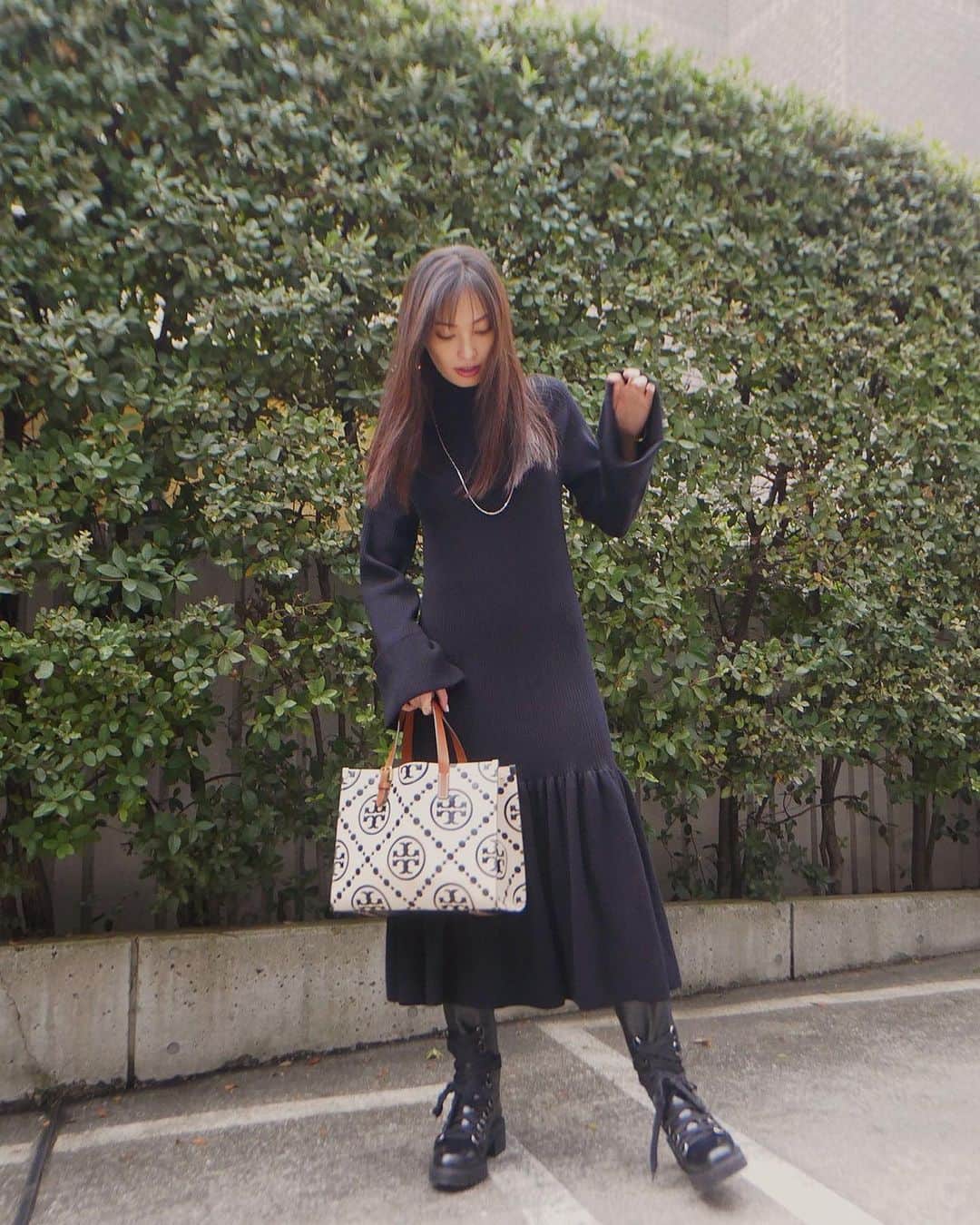 大政絢のインスタグラム：「#今日の絢服  🖤🖤🖤  今日の東京は寒く、、、秋はどこへ！ 皆さん、体調には気をつけて下さいね！  タグ付けしています🫡」