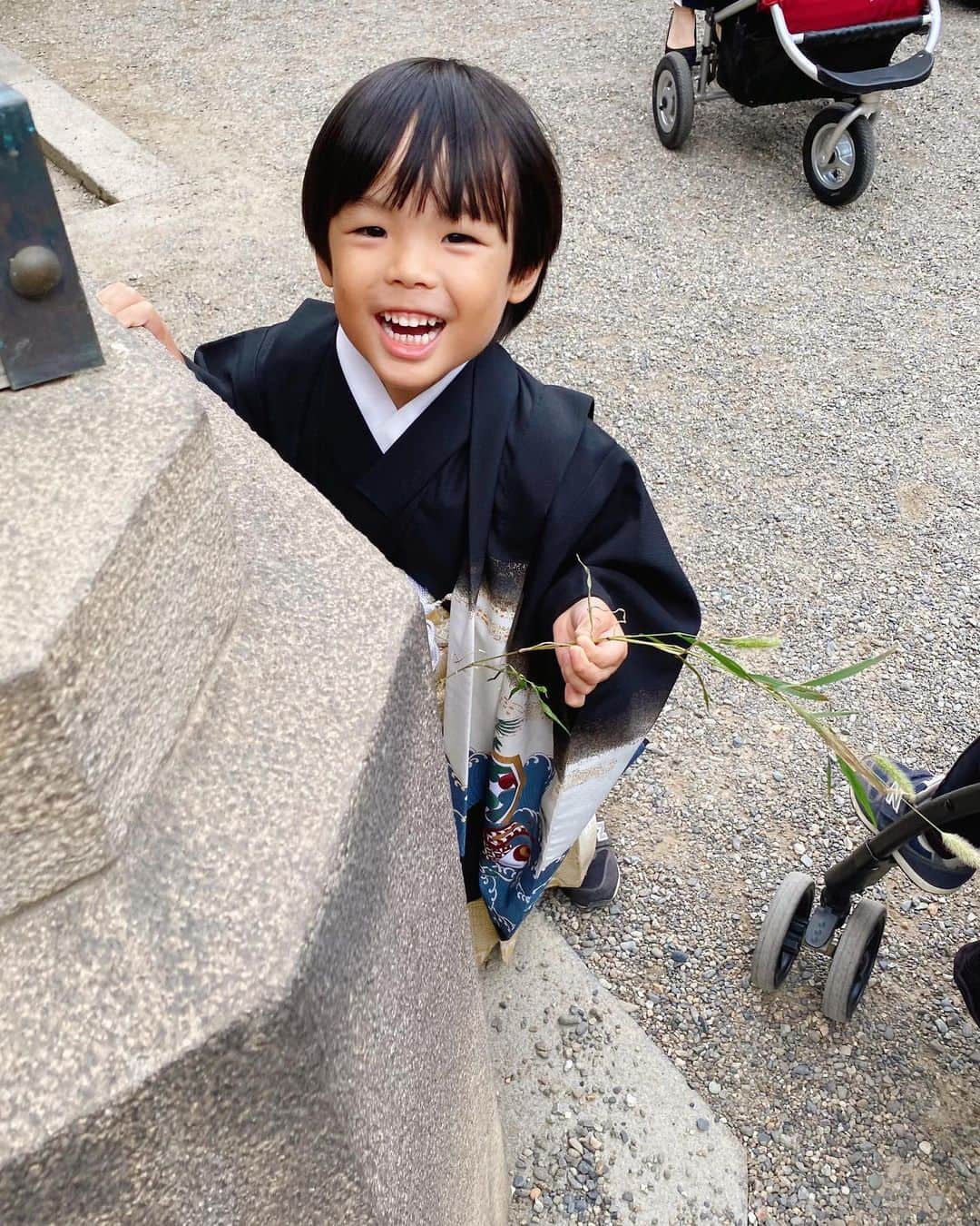 永峰絵里加さんのインスタグラム写真 - (永峰絵里加Instagram)「ShichiGoSan photos⛩🫶🏻👦🏻・  お天気に恵まれた週末に長男の七五三詣へ。  最近は男の子も3歳でやるとのことで、 この小ささで袴姿なんて絶対可愛いだろうな〜なんて当日まで思っていましたが、本当にとっっっても可愛かった🤤❤️・  勿論大人しくはしてくれず。笑 着付けや写真を撮るのも一苦労だったけど😅無事に3歳になった一区切りとして良い思い出になりました◎  次は兄弟で5歳3歳の時にお揃いのお着物を〜♡なんて思っているけど現場は絶対にカオスになるだろうな、、、  これからもすくすく育ってね☺️ ・ ・ ・ #七五三 #武蔵一宮氷川神社 #おめでとう✨ #やんちゃ息子 #ヒールで追いかける母」10月25日 23時14分 - erikalmaz