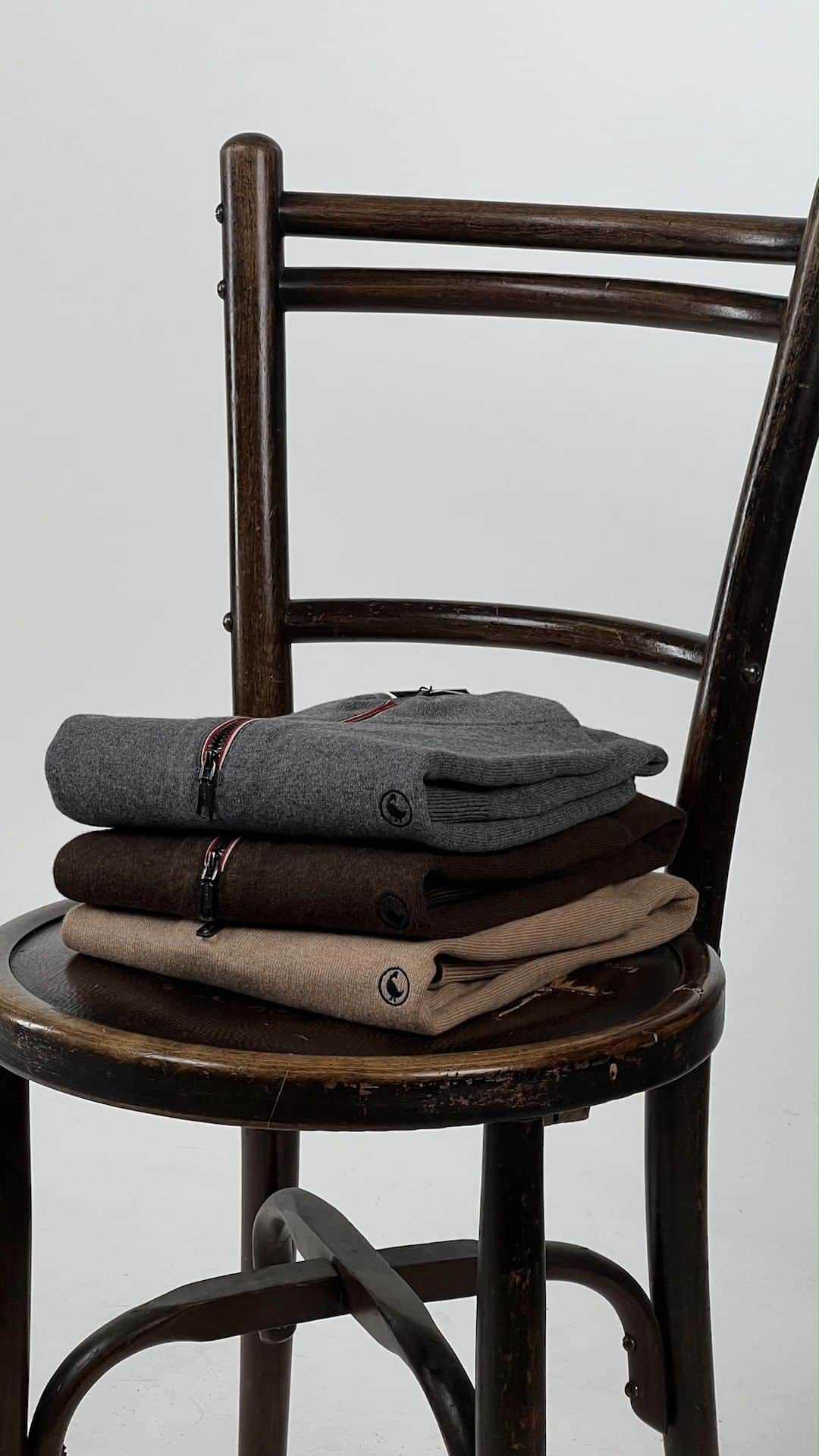 エルガンソのインスタグラム：「Nuestro modelo Jersey cuello cremallera es un acierto para este tiempo. Puedes elegir el color con el que te sientas más identificado ¿Con cuál te quedas? 🤩  Our zipper neck sweater model is a success for this time. You can choose the color with which you feel most identified, which one do you stay with?」