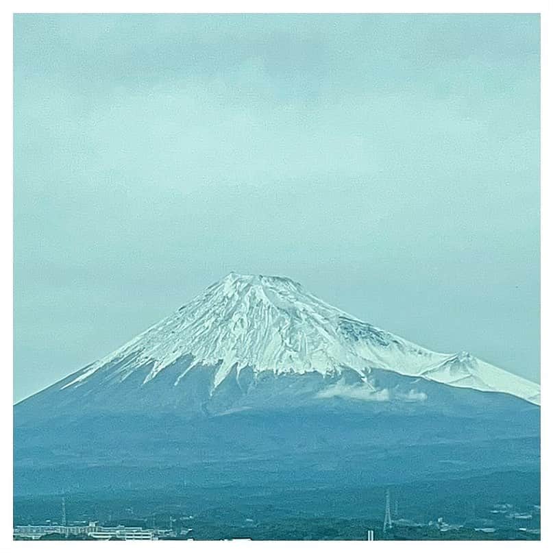 さだまさしさんのインスタグラム写真 - (さだまさしInstagram)「今日の富士山🗻 一夜で雪化粧☃️ . #富士山 #さだまさし #sadamasashi」10月25日 14時34分 - sada_masashi