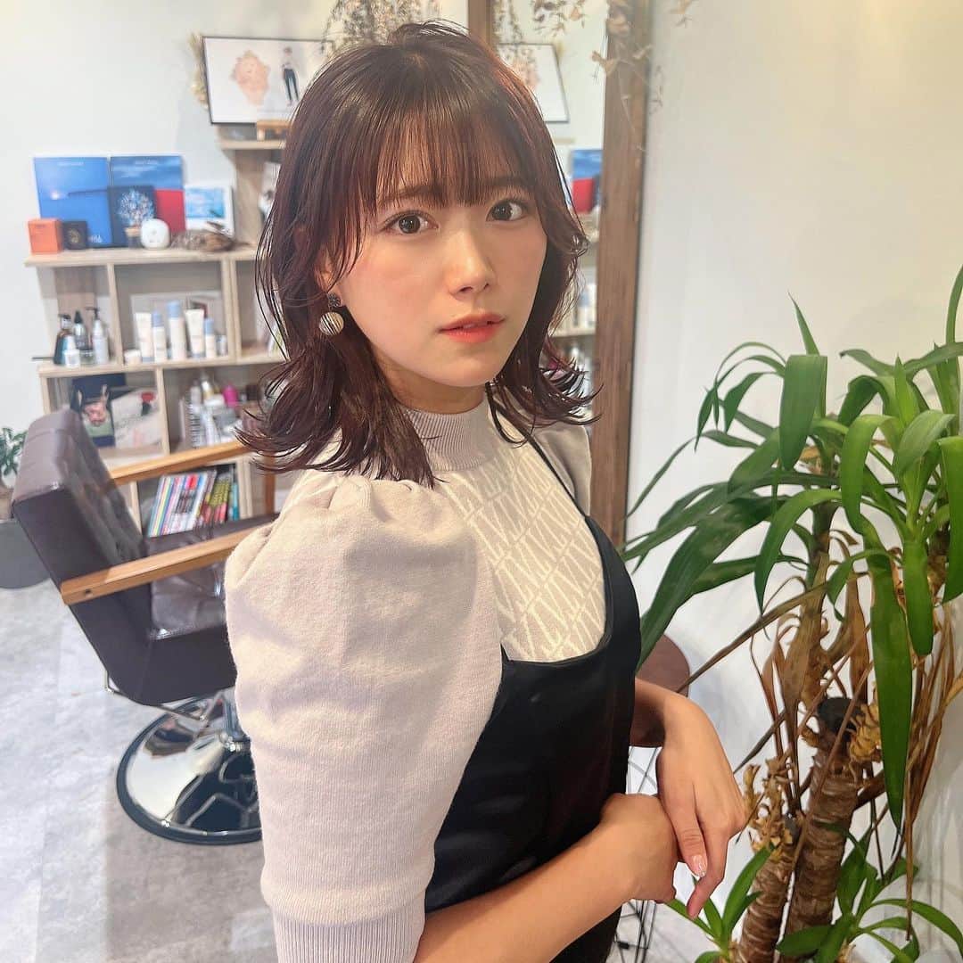 山内鈴蘭のインスタグラム：「また髪切っちゃった☺️☺️☺️ 暗めのピンクブラウン💓  #美容室 #渋谷 #表参道 #navile #ピンクブラウン #ヘアカラー #ヘアトリートメント #私服 #ニット #ワンピースコーデ #ootd #ゴルフ女子」