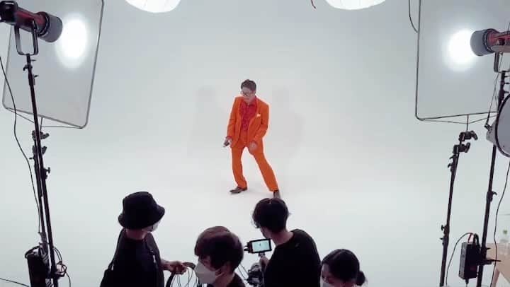永井佑一郎のインスタグラム：「味ぽんCM撮影の時のワンシーンです☘️  味ぽんさん！スタッフさん！マネージャーに感謝⭐︎  あと、皆さんのお陰で味ぽんさんのTwitterの方で流れてりこのCMが100万再生オーバー＼(^o^)／  見てくれた皆さん有難うございます！  そして本当にこの　うまピリ　は何にかけても旨い😋  #味ぽん ＃うまピリ」