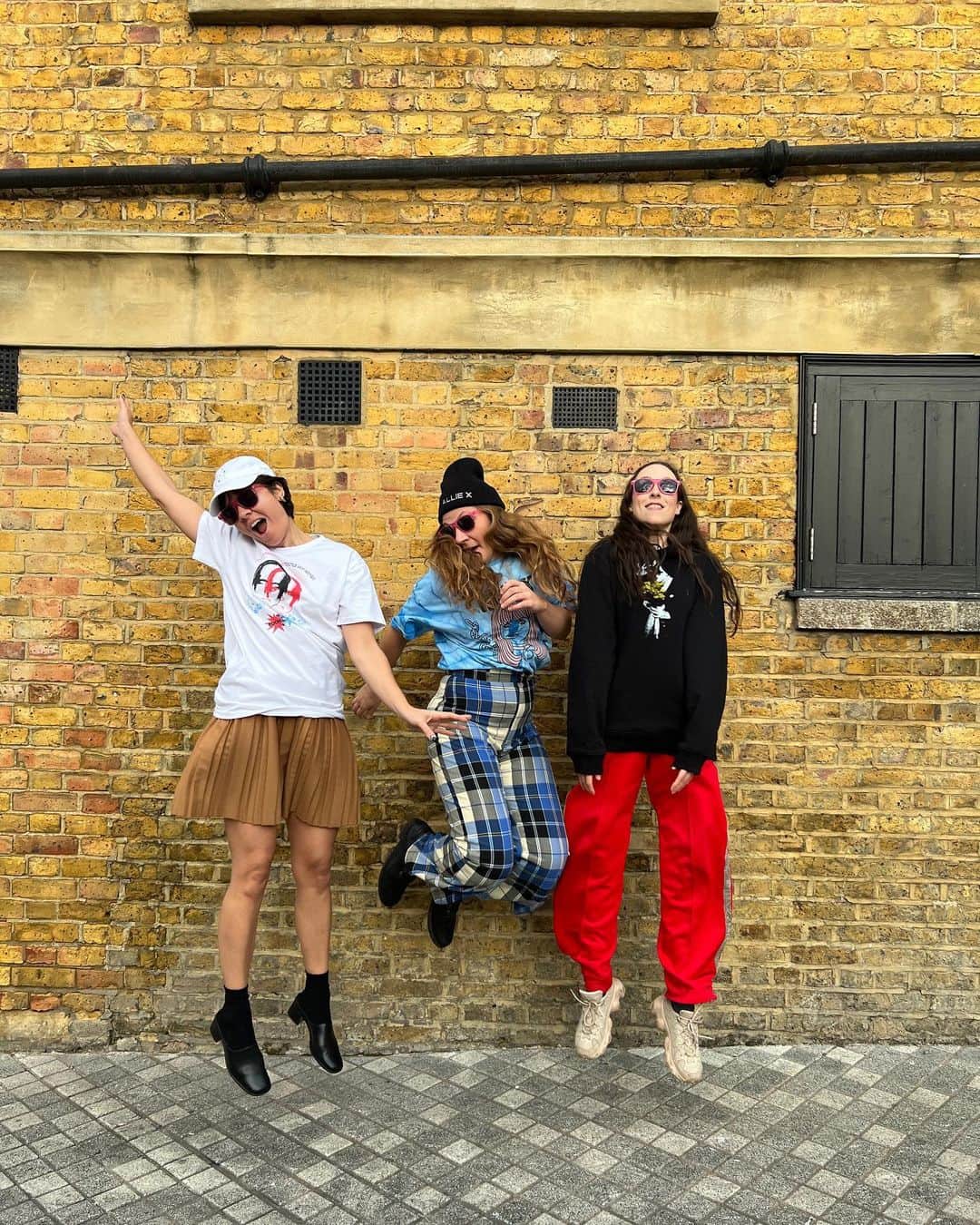 アリー・エックスのインスタグラム：「London 🇬🇧 We have new merch for you! Details in stories, but this time I worked with the coolest graphic designers and we’ve got vinyl and CD’s. Tonight @gothictropic (who is also a playing my set) is opening so make sure you get there early. We’re about to sell out the @electricbrixtonofficial so last chance to snag a ticket. See ya soon. ✌🏼」