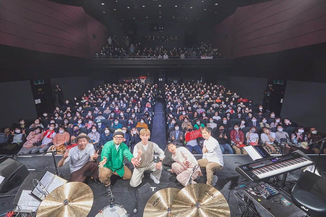 のインスタグラム：「🈵満員御礼🈵 #キンモクセイ SHIBUYA PLEASURE PLEASUREにて20周年ありがとうシリーズ完結！ 新旧のスタッフ、お客さんに囲まれてしあわせな時間を過ごすことができました。 ありがとうございました。 今日から22年目がスタート！ バンドとは素晴らしいものだ！ 新曲お楽しみに！」