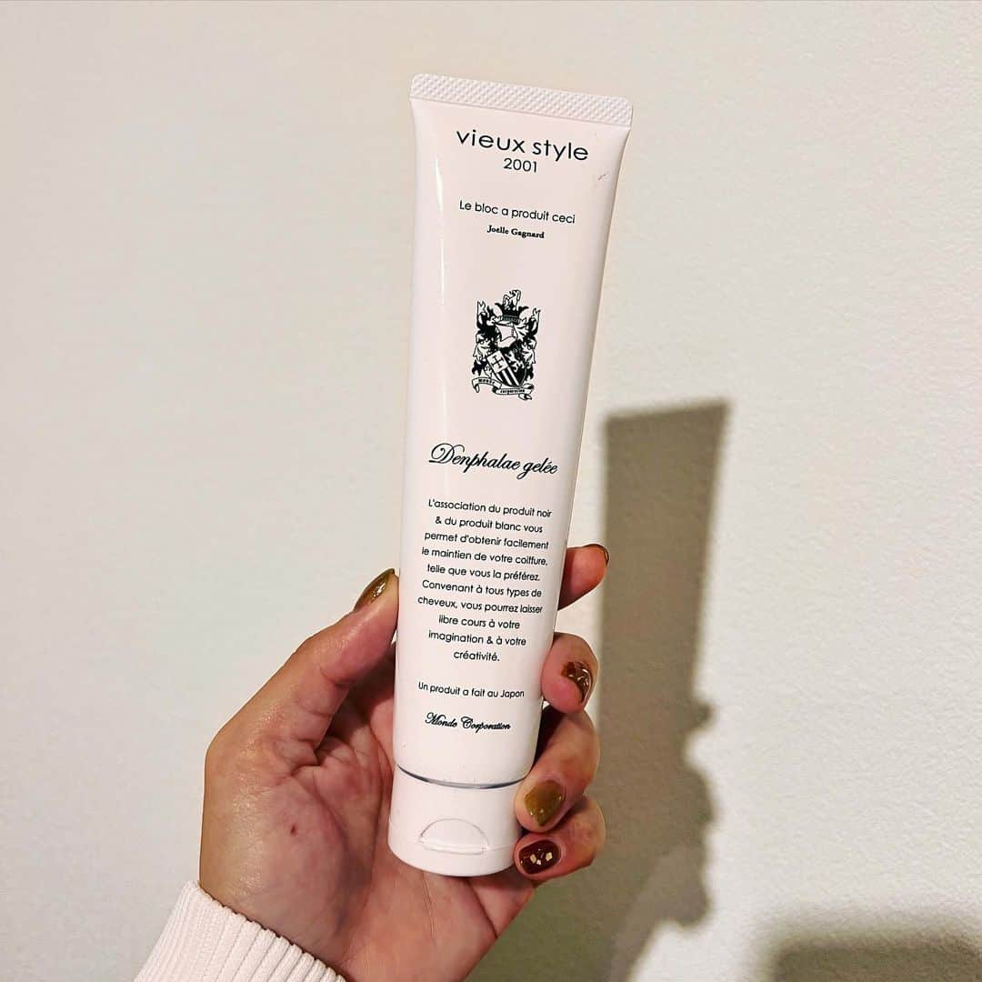 新原ミナミのインスタグラム：「愛用してたヘアジェル？トリートメント？が廃盤になってた、、、 スタイリング剤として使ってたけど、ほぼ洗い流さないトリートメントでした。  7〜8年は愛用してた、、、  悲しみが深すぎる。 お世話になりましたー。  次の相棒を探す旅へ✈️  #vieuxstyle2001 #デンファレジュレ」
