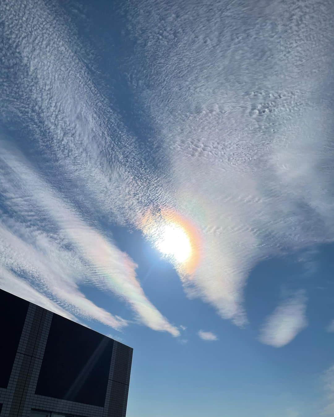 のインスタグラム：「先日の彩雲。 雲が綺麗だとずっと空を見ちゃう。 秋の空は綺麗だよね😌」