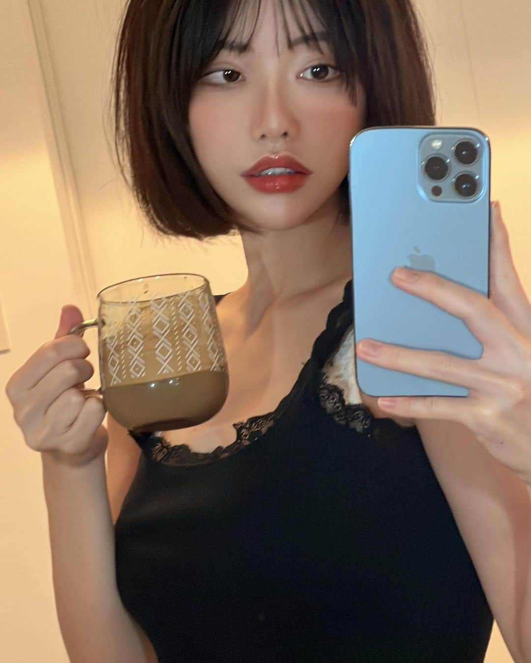 深田えいみさんのインスタグラム写真 - (深田えいみInstagram)「エメプロテイン @aimeprotein 大好評過ぎたので新しい味出します、、！  えいみちゃん痩せたよー！！って言ってくれる人沢山いて本当に作って良かったなって思います🥲✨  新作の味もうすぐです！！楽しみにしててね🥺🤍  試作品ずっと飲んでたんだけど 次回のも、めっっちゃ美味しいの完成してしまって  え？これプロテイン？！って位美味しいから楽しみにしててね🥺  シェイカー不要！ 一回で1日分の鉄と亜鉛配合！  定期購入で初回50%でお得です🥺  プロフィールにURL貼っておきますー⛄️🤍」10月25日 16時30分 - eimi0318