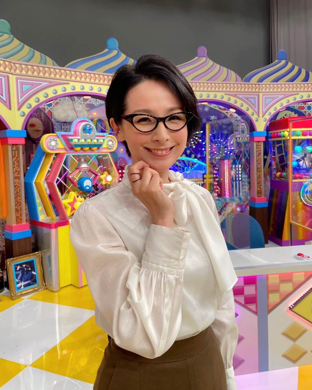 野村真季のインスタグラム：「#有吉クイズ   本日10/25（火）夜8時〜 ゴールデンレギュラー回初回です！  ハートフルで私も大好きな企画「有吉と蛭子さん2022夏」があります！  着用衣装 ボウタイブラウス・スカート @amuletoiofficial  イヤーカフ・リング @joueteofficial  ツイードパンプス @grandegrande_official   #テレビ朝日 #野村真季」