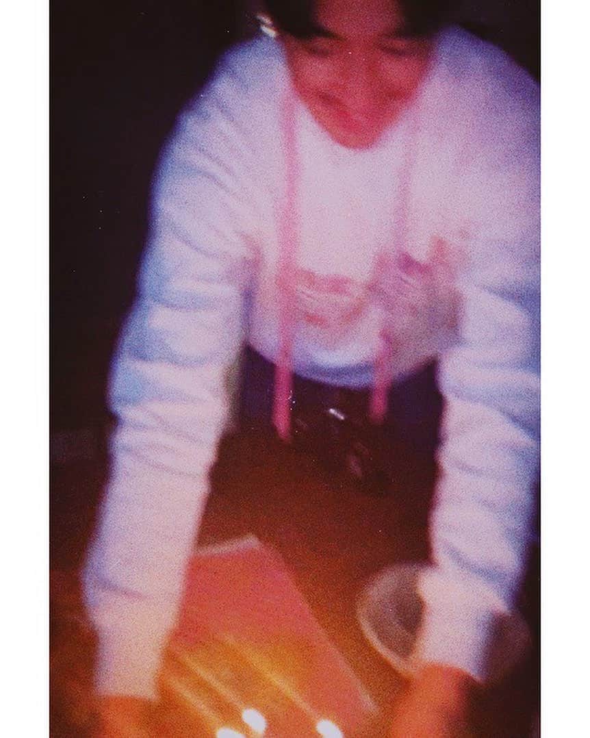 木村カエラのインスタグラム：「家族でのお祝いも🥳  瑛太くんがケーキ運んできてくれたけど、 写真がブレ太くんになってしまった。  リトルプリンセスが、チョコペンで書いたプレートがなんともかわいくて。😂 チョコが溶けるまえに描き始めたらしい。 「かえら　おたんじょうびおめでとう」と書いたと言ってたけど、 「かえら　おたい"」😂 さいこう。いつも楽しませてくれてありがとう。 愛してるよ。  #HBD」
