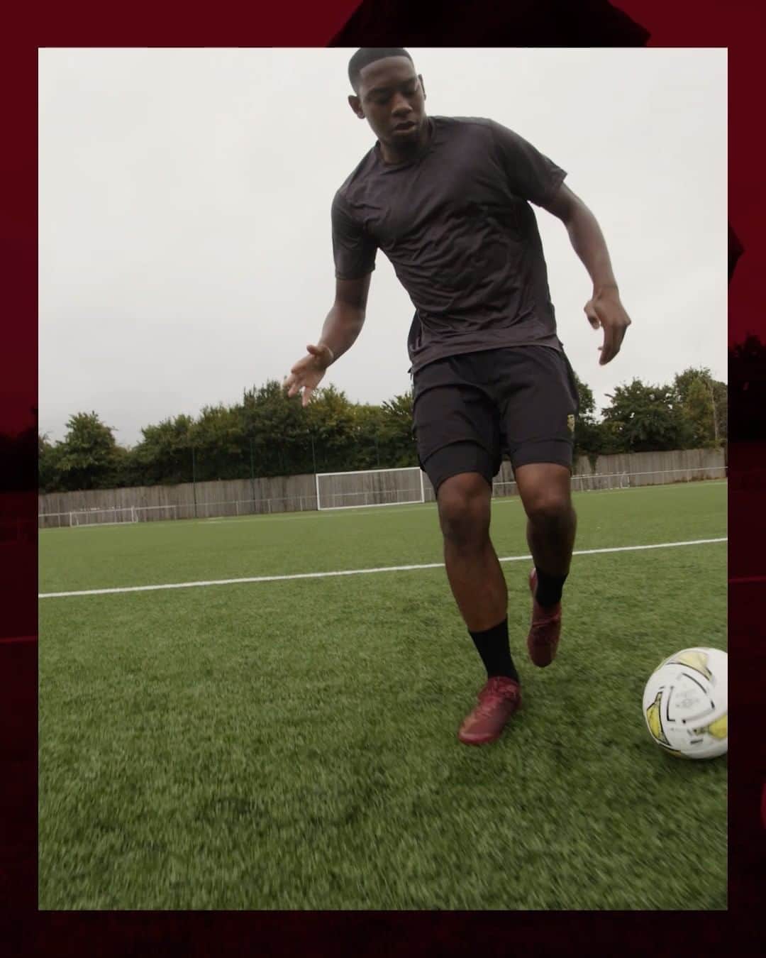 UMBROのインスタグラム：「TWIST TIME 💨.  ProWeave technology with multi-zonal stretch fits you like a second skin.  Velocita Alchemist. Rhubarb/Amber Gold/Black. Out 26.10.22.  #umbro #umbrofootball #twisttime #thisisourgame」