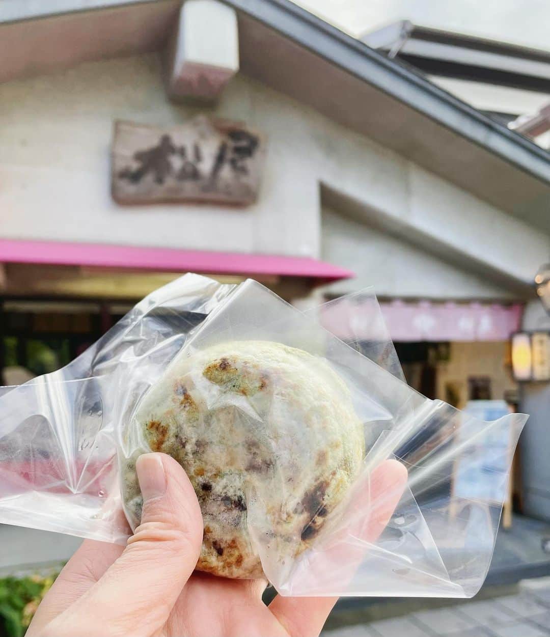 宮本りえのインスタグラム：「太宰府天満宮の参道にある梅ヶ枝餅。 毎月25日はよもぎの日^^。  #太宰府天満宮  #太宰府　#福岡  #梅ヶ枝餅  #よもぎ」