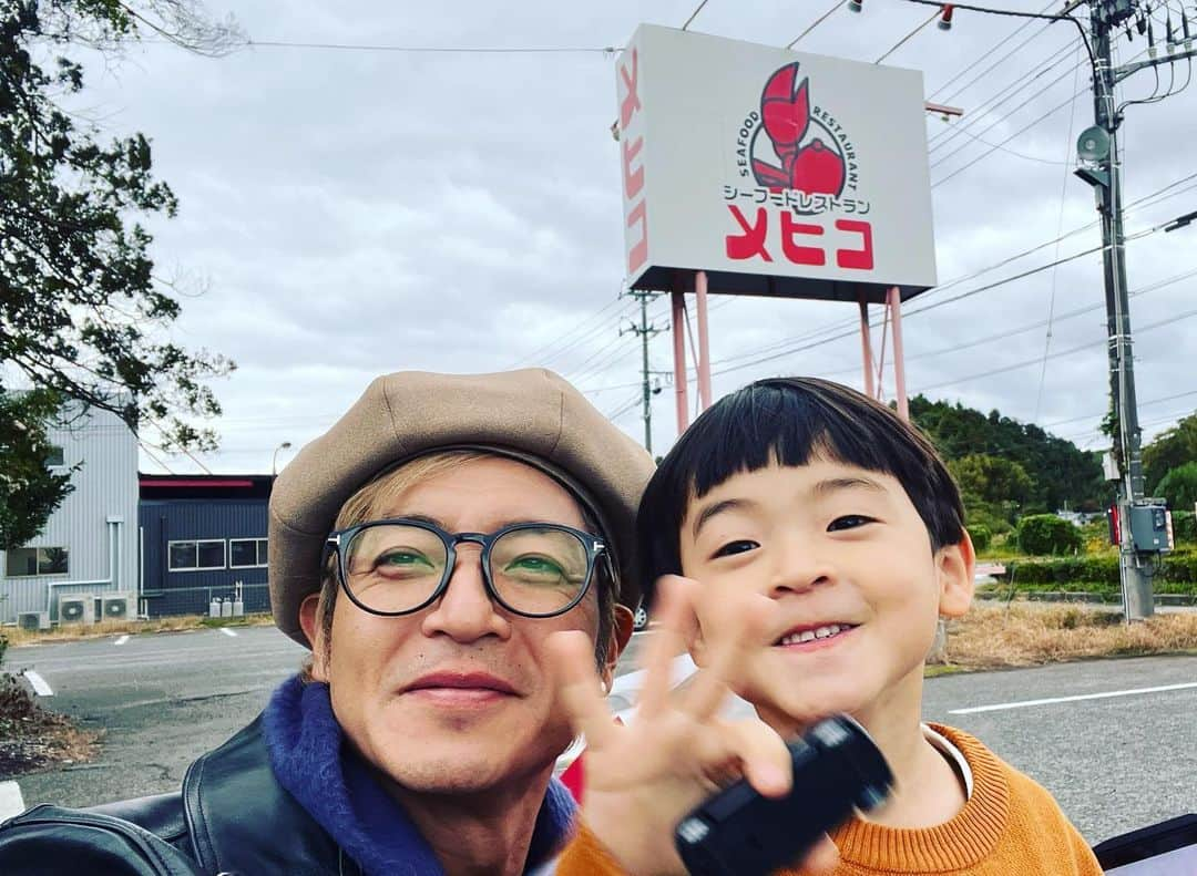 つるの剛士さんのインスタグラム写真 - (つるの剛士Instagram)「さてさて昨晩、福島 楢葉町から #いわき へやってきました😊  今朝 #小名浜 でロケを終え、照英ちゃん @shoei040404 と別れてそのまま奥さんと息子と合流。  じつは本日、ちょうど妻のお父さんお母さんの49回目の結婚記念日💐 来年は金婚式。  というわけで #メヒコ でランチしながら細やかなお祝いをしてきました㊗️  あ、メヒコ。  福島や茨城？ではお馴染みのレストランなのですが…皆さんご存じですか？  なんと、ガチめのフラミンゴがいます🦩🦩🦩🦩🦩🦩🦩  前はお猿さんがいるモンキー館もあったんだけどなあ。。🐒  というわけで連日地方巡り、 静岡→大阪→茨城（日立）→福島（楢葉町）→と来て、今夜は妻の故郷いわきでゆっくりします！  さてさてまだまだ続くよ連日地方出張。 お次はどこでしょう？  #お父さんお母さん結婚記念日おめでとう💐 #福島県 #いわき市　#メヒコ　 #いわきだっけ」10月25日 17時04分 - takeshi__tsuruno