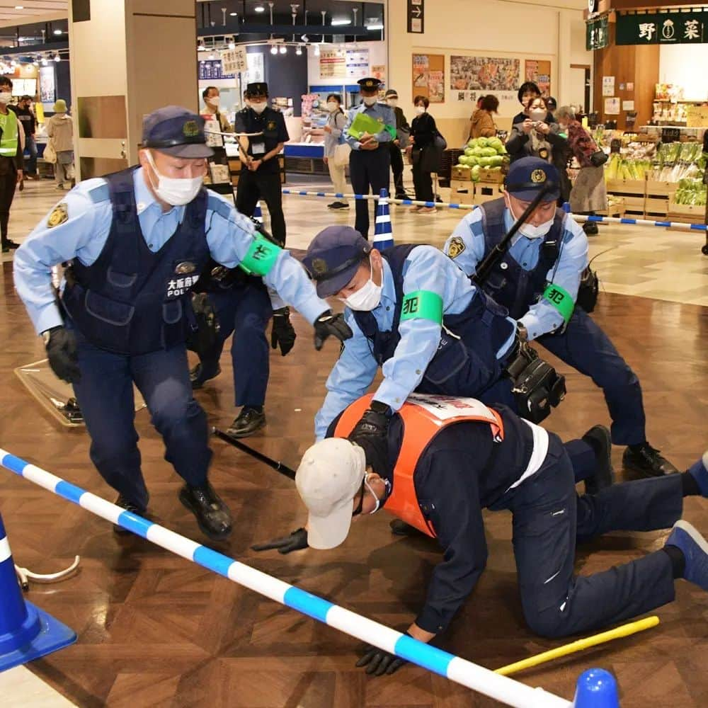 大阪府警察さんのインスタグラム写真 - (大阪府警察Instagram)「【令和4年 全国地域安全運動 / 各警察署の取り組み】 大阪府警察では、令和4年10月11日から20日までの間、令和4年 全国地域安全運動を実施しました。  警察署の取り組みの中から、4件ご紹介します。  ①羽曳野署 : 不審者対応訓練  ②東成署 : 還付金詐欺撃退プロジェクト （ドギーマンハヤシ株式会社・深江小学校と協働）  ③布施署 : SNS広報キャンペーン （大阪商業大学と連携）  ④門真署 : 特殊詐欺被害防止のお守り配布 （被害防止のポイントと門真市イメージキャラクター「ガラスケ」をモチーフにしたお守り）  #大阪府警察公式 #大阪府警察 #大阪府警 #府警 #警察 #警察官 #おまわりさん #全国地域安全運動 #取り組み #羽曳野署 #東成署 #布施署 #門真署 #府民を守る」10月25日 17時13分 - fukei_koho