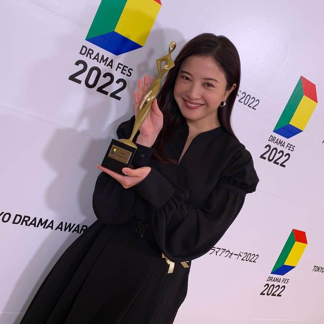 最愛さんのインスタグラム写真 - (最愛Instagram)「本日、東京ドラマアウォード2022にて作品賞連続ドラマ部門グランプリ、主演女優賞、演出賞をいただきましたっ‼️ 沢山のご声援をくださった、皆さまのおかげです…‼︎ どうもありがとうございます🙇‍♀️✨  今日で放送から1年と10日… こんな素晴らしい賞をいただけて、本当に幸せやよ…⭐️ 吉高さんとも久々の再会で元気を頂いたので、みなさんにもお裾分けです☺️💕 #tbs #金曜ドラマ #最愛ドラマ #吉高由里子 #みんなずっと大好きやよ」10月25日 17時26分 - saiai_tbs