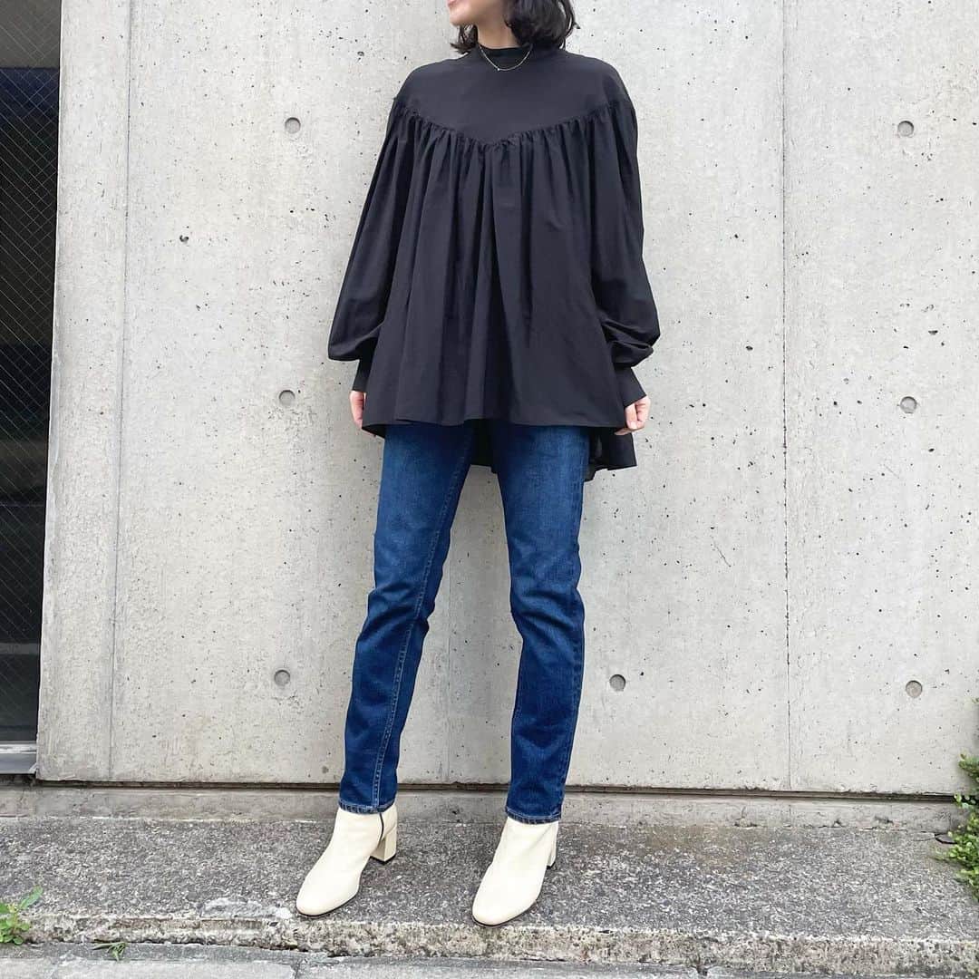 Moname Official Instagramのインスタグラム：「. 女性らしく形作るスリムテーパードのシルエットに ギャザーのブラウスを合わせてクラシカルに🥀 . CHARLOTTE No.41123001 Col.BLU ¥19,800 . #moname #22aw #デニム #コーデ#モナーム #instagramfashion #denim #moname_code #jeans #デニム#ストレッチデニム」