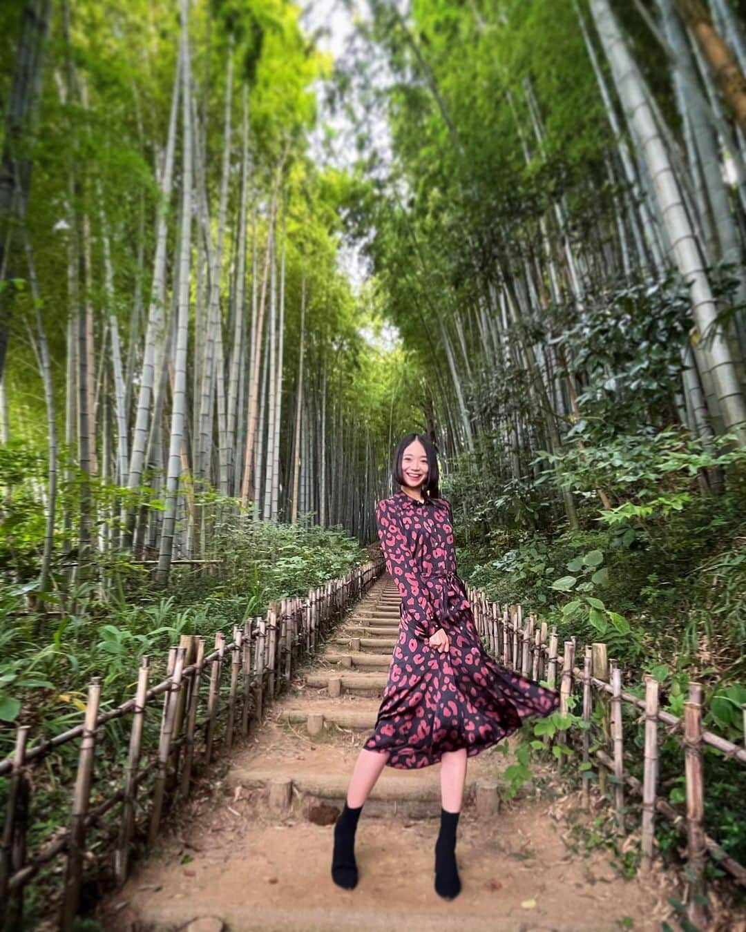 緑川静香のインスタグラム：「【お知らせ】 ⁡ 26日(水)23:59〜日テレ系全国 『それって⁉︎実際どうなの課』 ⁡ 出演回でございます☺️❤️ ⁡ 今回はオシャレなアンティーク雑貨があるお宅へ！ ハワイで買ったランプや食器、世界各国の置物や雑貨を大量出品しました✨ ⁡ ラストはやはり涙…！？😂 ⁡ お楽しみに❤️❤️❤️ ⁡ もちろん放送中のラジオトークの副音声生配信はやらせて頂きます📻 アプリダウンロードして参加してね✨ ⁡ #それって実際どうなの課 #ピンクつなぎ #フリマアプリ #写真はオープニングの場所 #恒例のオープニング場所クイズです #さて今回はどこに行ったでしょうか？ #分かったらすごい✨ #スカートひらりしました #放送前インスタライブは23:45〜やりますのでぜひに！」