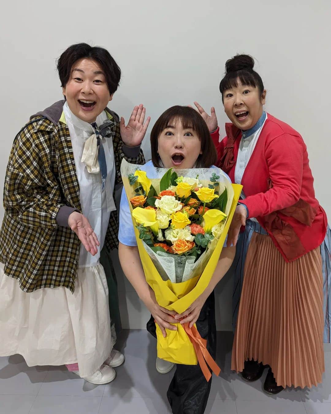 のインスタグラム：「10月17日は黒沢さんのお誕生日でした🎉  イッテQの収録現場でもお祝いいただきました~！ 黄色いお花は黒沢さんの明るいイメージにピッタリです💐  また1年、健康第一でよろしくお願いいたします🥰  #森三中 #黒沢かずこ #イッテq」