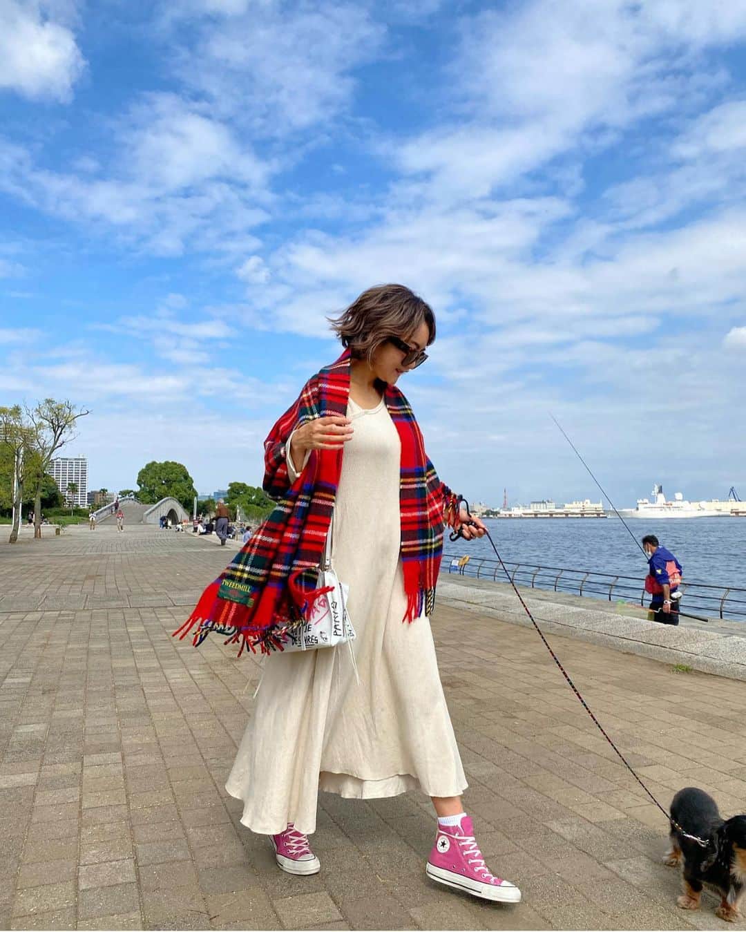 mimimimiyoのインスタグラム：「お散歩が気持ちいい季節！  ワンピース#snidel #スナイデル バッグ#balenciaga #バレンシアガ スニーカー#converse #コンバース」