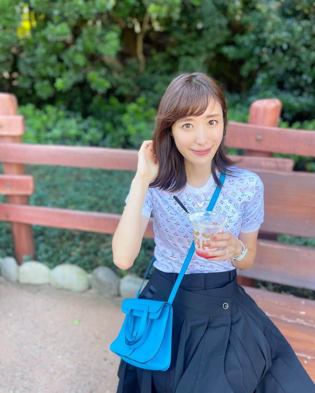 小林真由のインスタグラム：「息子がいまだにぷっくぷくでたまらない..♥︎ ⁡ この夏よく履いてたsacaiのスカート後ろがショーパンになってることを忘れて、お！図らずも露出！とふと鏡を見ると思います☁️☁️ ⁡  ⁡ #ファッション #コーデ #ママコーデ #女の子ママ #男の子ママ #ママライフ #コーディネート #３歳 #２歳 #ベビー #二人育児 #ディズニー #ディズニーランド #子連れディズニー #disney #sacai」