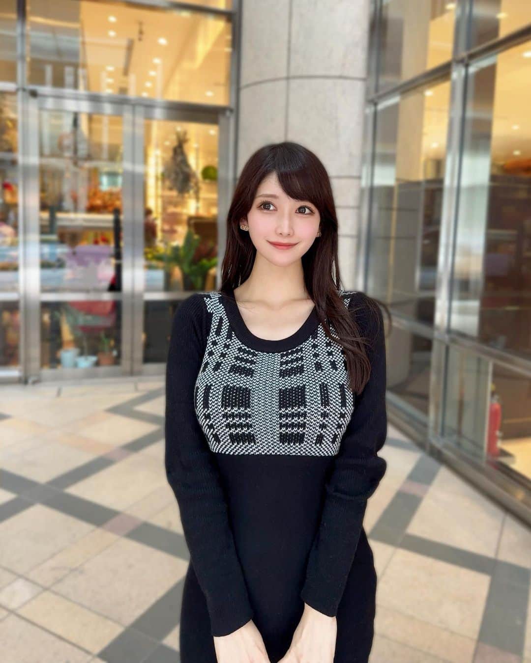 のインスタグラム：「. 🖤🤍🖤 . 今日は寒いね〜❄️ 手足が冷えすぎて、もう手袋着けたいくらい🥺🧤❄️ . . マーメイドシルエットのニットワンピを着たよ🖤 ボディーラインが綺麗にみえて好き🫶🏻 . このニットワンピは カーディガンもセットになってるの！✨  @belinda_official_world のものだよ🖤 . みんなあったかくしてね🥺🤍 . . #ootd#fashion#fashionstyle#fashionista#knit#belinda#japanesegirl#ファッション#ニット#ニットワンピース」