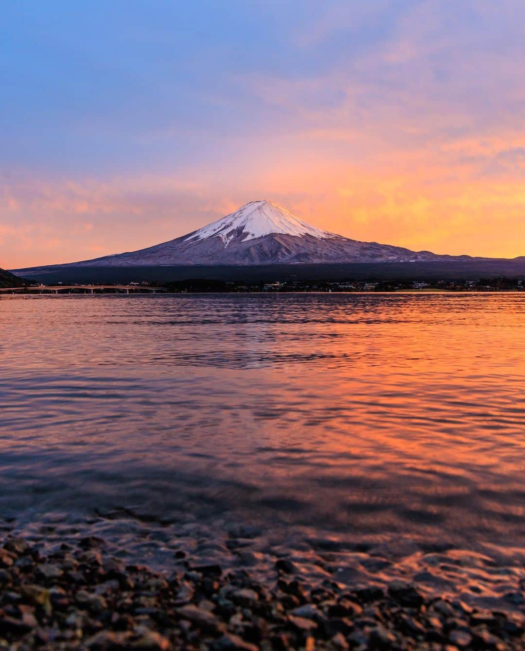 のインスタグラム：「昨晩、富士山が冠雪して、 しかも今日昼過ぎにライブカメラを見たら、曇り空なのに富士山が顔を出していたので、、もしかしたら夕焼けを見れるかも！ と、急遽車を飛ばし河口湖へ💨  時間的にギリギリだったけど、、 すごいきれーな夕焼けの富士山が撮れたよ✨✨  撮って出しの写真をアップするね。  今日実はレコーディングだったんだけど、エンジニアの体調不良で予定がキャンセルになったからこそ撮れた景色。 怪我の功名だね😊✨  そしてエンジニア岡部お大事に🙏  #富士山 #河口湖 #mtfuji #fujisan #fujiyama #worldheritage #japantravel #japantrip #canon #canonR5 #beautifuldestinations #discoverjapan #discoverearth #voyaged #awesome_photographers #IamATraveler #wonderful_places #japanphoto #japanphotography #japan_of_insta #livingonearth #theglobewanderer」