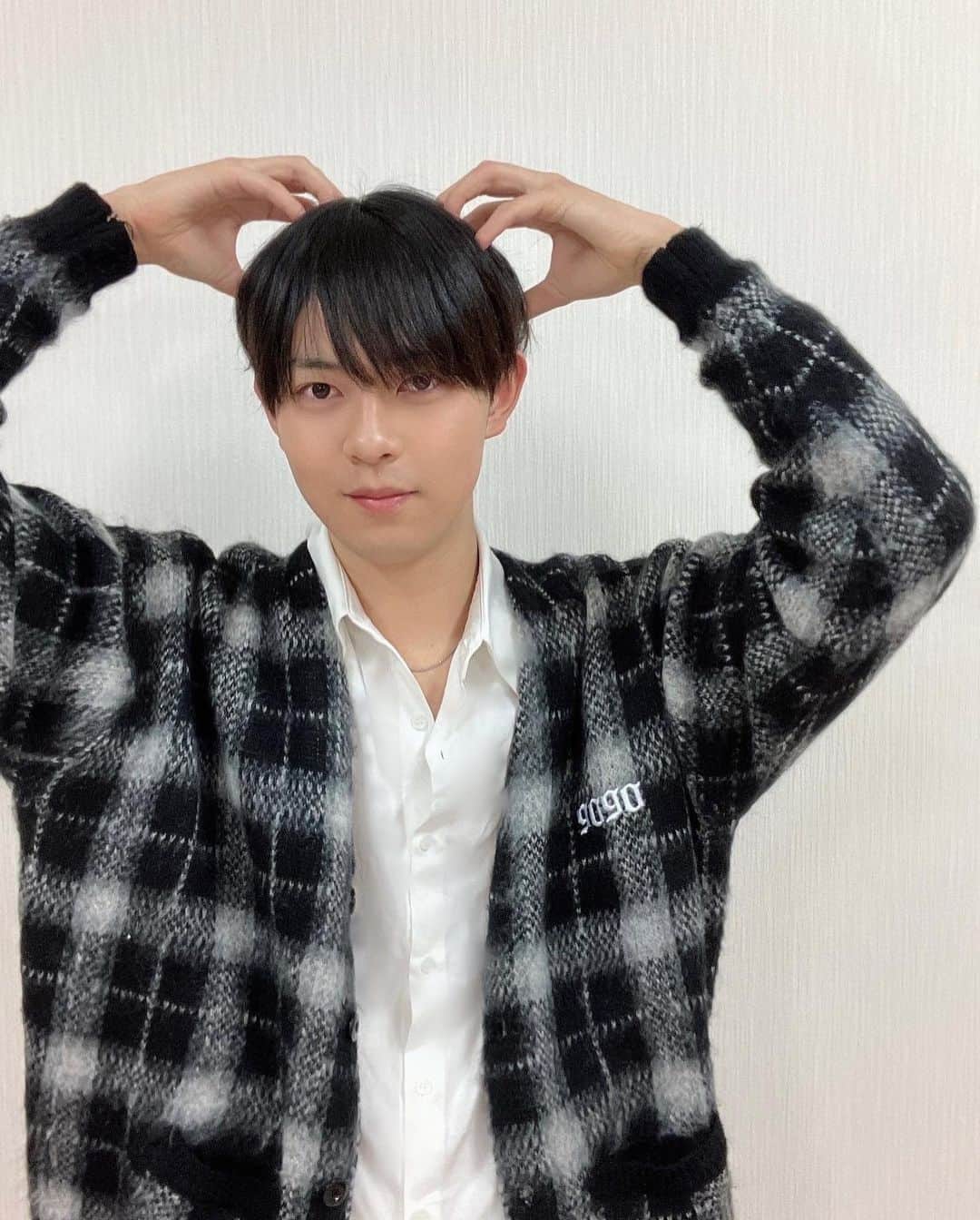 村松健太のインスタグラム：「@9090s_ さんから新作の可愛すぎるカーディガン頂きました!！🐻　ありがとうございます😭 ゆったりと着れて何よりお天使様に包み込まれるような肌触り、 なんだかGo toヘブンな気分…💫 今月の24日から発売なので ぜひチェック！！ #9090#カーディガン」