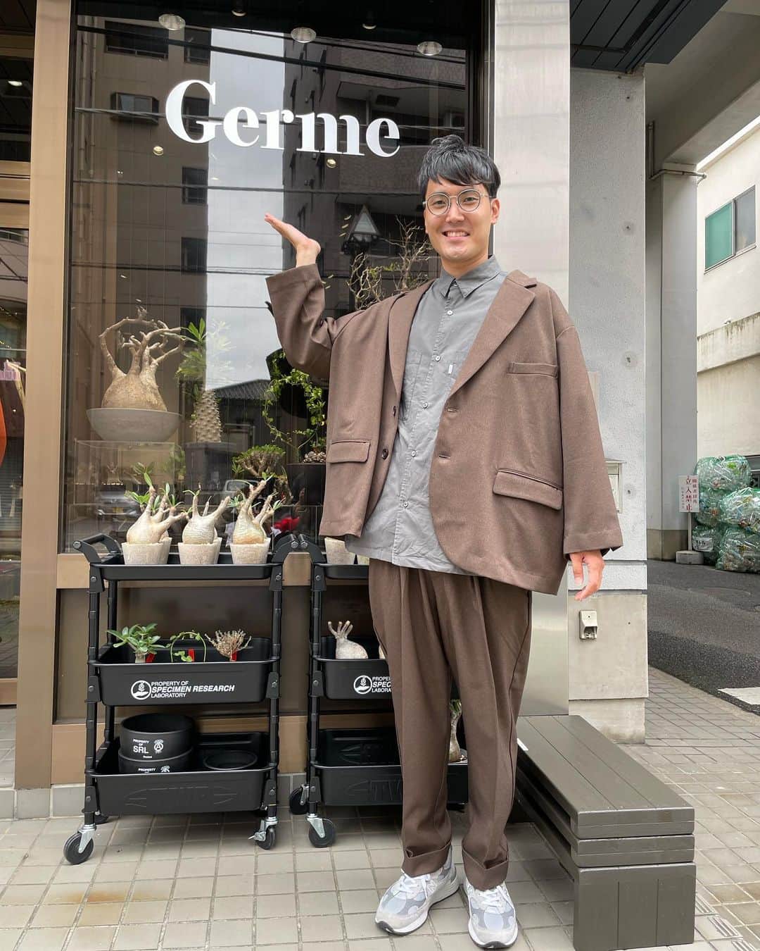 菊田竜大のインスタグラム：「夫婦でやってるYouTubeチャンネルの撮影でお店を貸していただいたgermeさんでスーパーかっこいいセットアップを買わせて頂きました！  #ryu #graphpaper  #newbalance #m992  #germe」