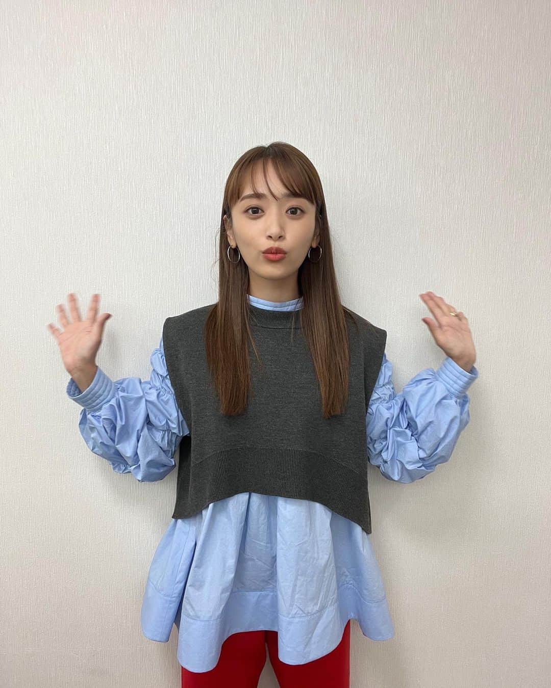 近藤千尋のインスタグラム：「こんばんは🌛❤️ 謎のポージング😂  載せ忘れてた衣装達☺️💕 告知もできてなくてごめんなさい🙏🙇‍♀️ 髪の毛の色が違うと印象が変わるねぇ🫣 Tverでもチェックしてね🤍  営業終了後のスカイツリーは いつもと違う眺めで不思議でした🥹✨  #近藤千尋衣装 このタグ思い出して付けてる。笑  📺坂上通販  ウェア @lanvin_en_bleu_womens  アクセサリー @e.m.portrait  シューズ @dianashoespress  📺1％✖️1%  スカイツリー収録のタグです！  アウター  @labelleetude_official トップス @lanvin_en_bleu_womens  スカート @allureville_official  ピアス @seasukii_jp  シューズ @rosebud_official」