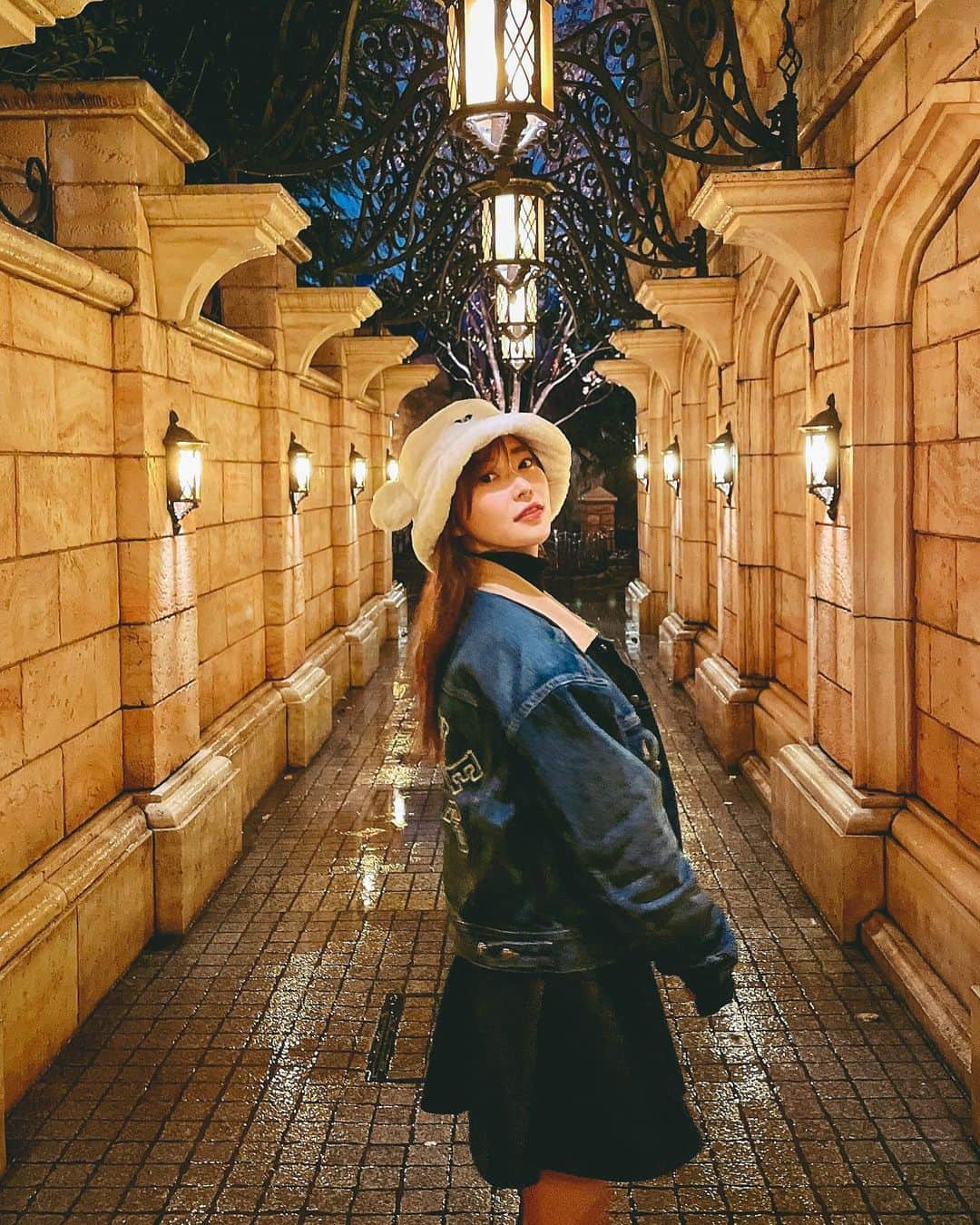 指原莉乃のインスタグラム：「ディズニー🎡大人４人で大はしゃぎでした🥰  ブーツはyello（３枚目全身）歩きやすい！ロングブーツならミニスカートも楽しめると信じてます😉  2枚目がメイクわかりやすいです！ カラコン→スモーキークォーツ シャドウ→イノセントピーチ ネイル→ロゼスパークル チーク→アッサムティー リップ→シナモンナッツ（11月21日発売）」