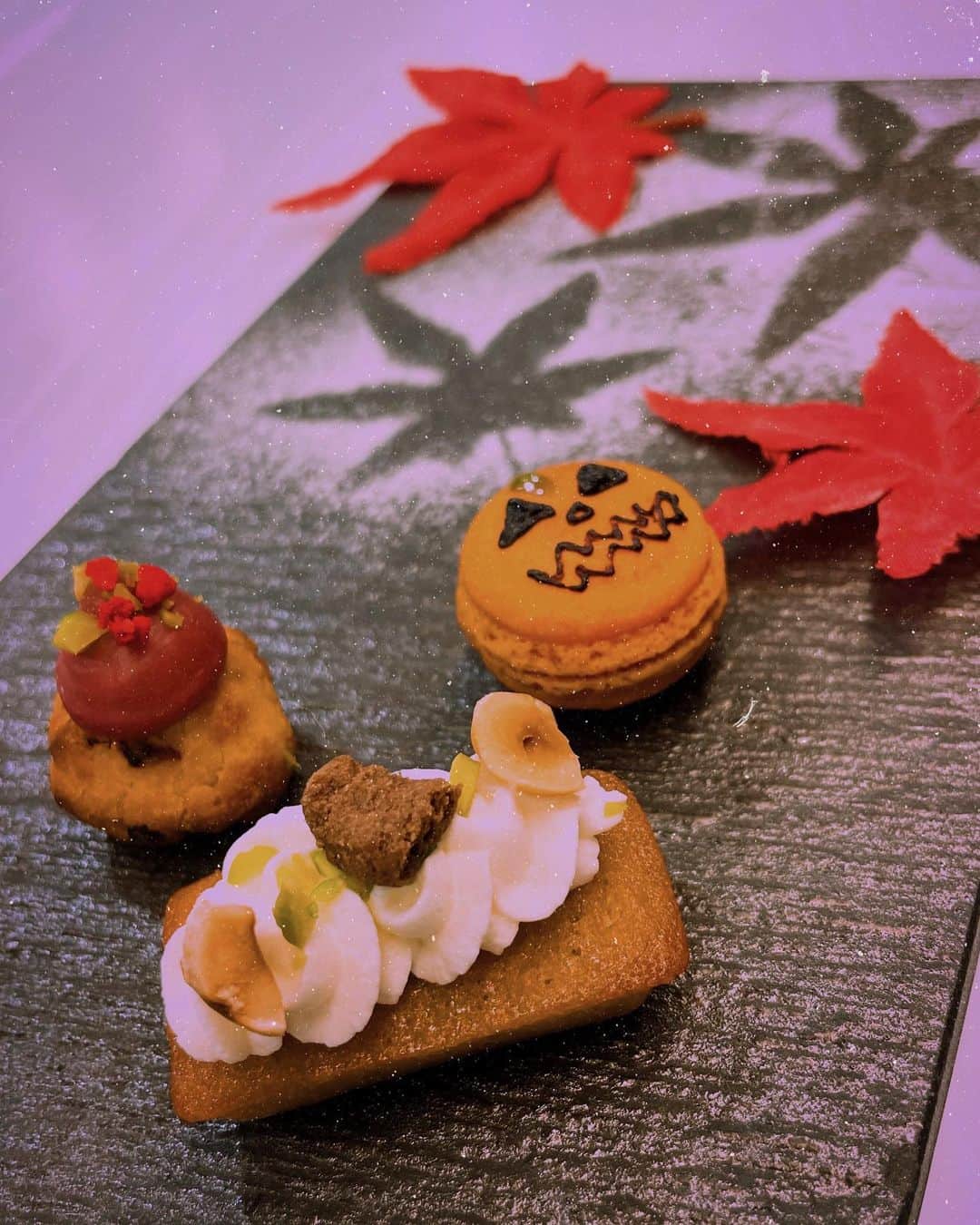 Leau a la boucheのインスタグラム：「🎃小さなハロウィン👻  もうすぐハロウィンがやってきます。 そこで可愛らしいミニャルディーズ (食後のお菓子)をご紹介致します。 ・かぼちゃのマカロン ・メープルのフィナンシェ ・クランベリーのクッキー 食後のお飲み物と一緒にご用意しております。 10月31日までの期間限定です。  #ハロウィン  #お菓子  #洋菓子  #スイーツ #かぼちゃ  #秋  #マカロン  #レストラン」