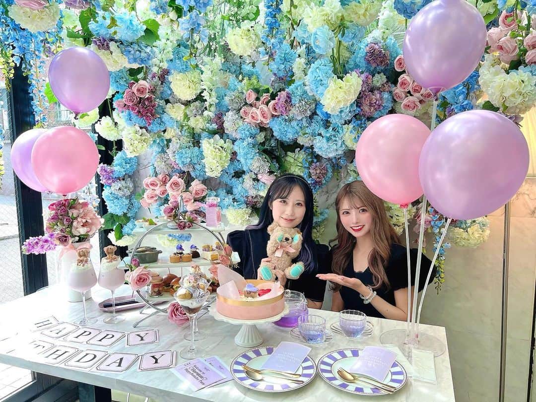 岡田栞奈のインスタグラム：「先日はるたんにサプライズ誕生日 しました🎂🎁🎉  卒業してから改めて仕事仲間としてではなく、 プライベート同士で喋ると1番気が合うことに気づき 結構な頻度で会っています(笑)🫶  はるたんにとってお仕事も女性としても、 素敵な一年になりますように💐 #お誕生日おめでとう」