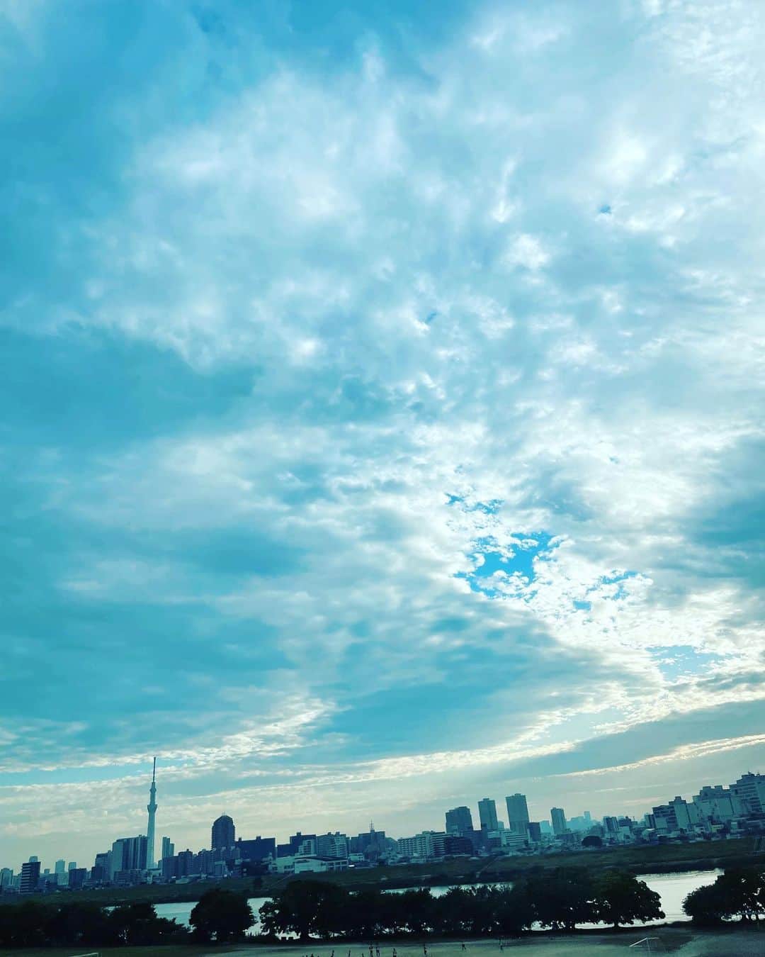 狩野舞子さんのインスタグラム写真 - (狩野舞子Instagram)「・ 最近空の動きが目まぐるしくないですか😊？ 夕焼けとか凄く綺麗！！ ・ #秋空」10月25日 19時20分 - kanochan715