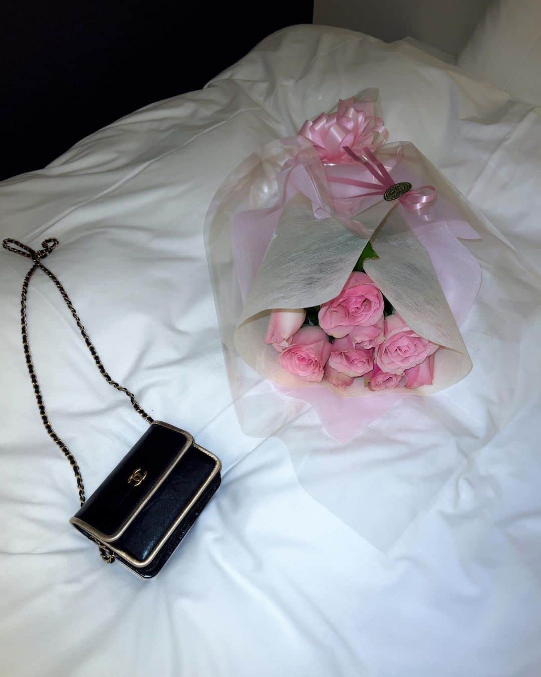 神宮 若奈さんのインスタグラム写真 - (神宮 若奈Instagram)「🖤🖤🖤 　　 　　 可愛いピンクのバラ💗 ありがとう😍 　　 #pinkroses #pinkrose #ピンクの薔薇  #薔薇のある暮らし #何でもない日のプレゼント  #ありがとう #chanel #💗 #🖤」10月25日 19時27分 - jinguwakana