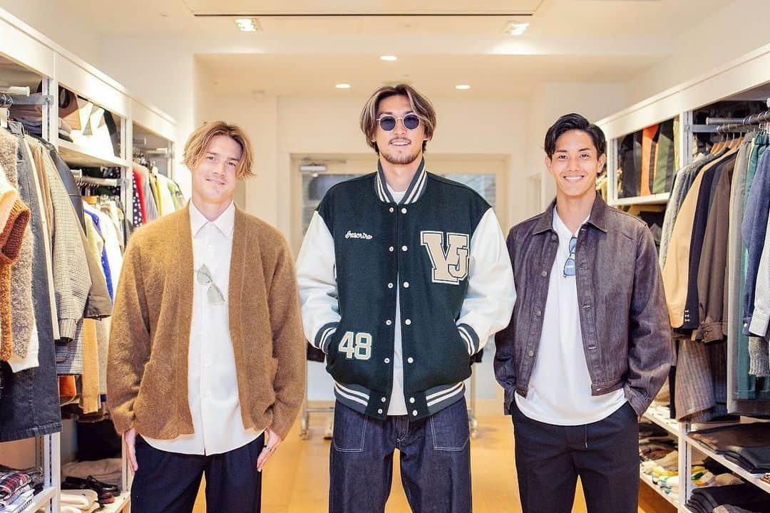 菊池流帆のインスタグラム：「魂のコーディネート対決。  非常にタフな闘いでした。  楽しかったです。  結果に満足はしてませんが道のりに悔いはありません。  僕の行く先はいつも挑戦です。  Bshopさんありがとうございました。  #今回の戦いで1番印象に残ってるのは #楽天の女性スタッフがいて #高徳くんとよっちくんの時はかっこいいとか爽やかーとかイケメンーとか言ってたのに #俺の時はなんも言わなかったことです #マジで許さない #まずそもそもこういう対決に頻繁に呼んでもらってるけど #絶対俺じゃないよね #何枠なんバラエティー枠なん #あそういえばジェラピケの時も #よっちくんとしおんの時はかっこいいとか可愛いとか言ってたわあの人 #でも俺の時はなんも言ってなかったわ #さらに腹が立ってきた腹わたが煮えくり返そう #次会った時絶対に言ってやる #あなたのやってることは正解です #いや正解なんかい #まず俺になんて声をかければいいのって話だよね #でかいねーしかないやん #武藤嘉紀の羽織ってるジャケット俺が1番始めに目をつけていたのですが奪われました #完全に僕が1番になる流れでしたがインターセプトされました #さすがのハイプレスこれが慶應ボーイか #高徳くんは流石の新潟のファッションモンスター #いつも練習場に来る姿は本当にお洒落だから是非見てほしい #僕もめちゃくちゃ参考にしてます #顔面偏差値東大やんこの2人 #ぶちこむなよこの中に #そりゃこうなるだろーよ #服装よりも気持ちで勝負しかないやん #客寄せパンダなん俺いや客離しパンダやん #俺が彼等に勝ってるものなんですか #ハッシュタグの数ですありがとうございました」