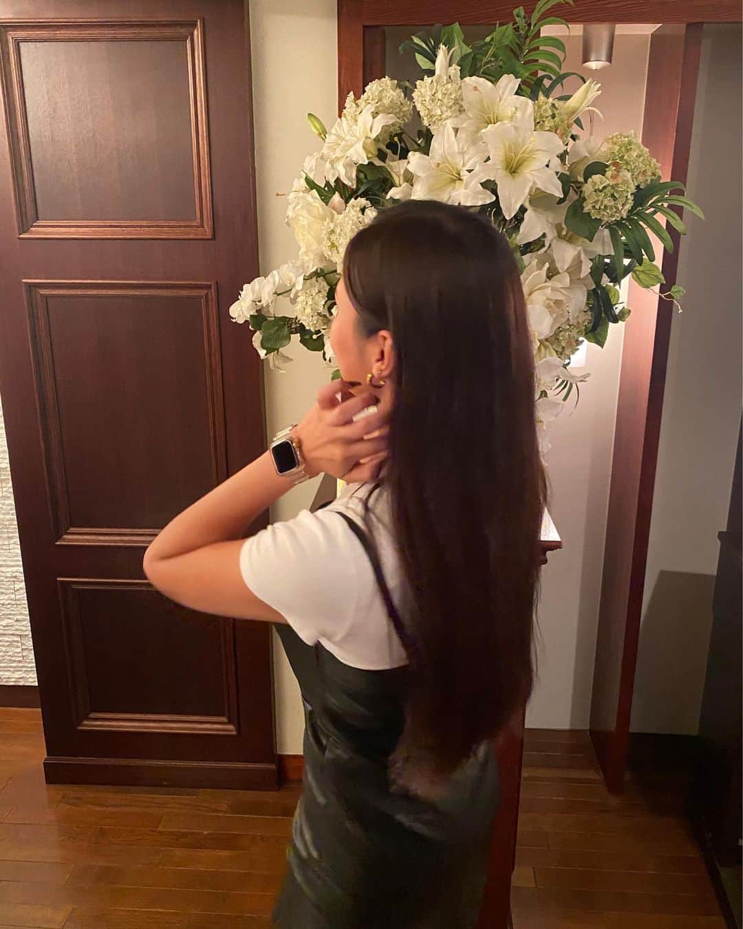 のインスタグラム：「ロサのヘアケア🫧🫧🫧  ドライヤー前にオイルつけることで うねりゼロ目指しよる  ヘアバームは @henry__official__ に 出会うまで使ったことなかったけど 束感、濡れ感出す時に便利でハマってる♡  #ヘアケア #haircare #hairtreatment #トリートメント #ヘアオイル #ヘアバーム #髪の毛 #髪の毛サラサラ」